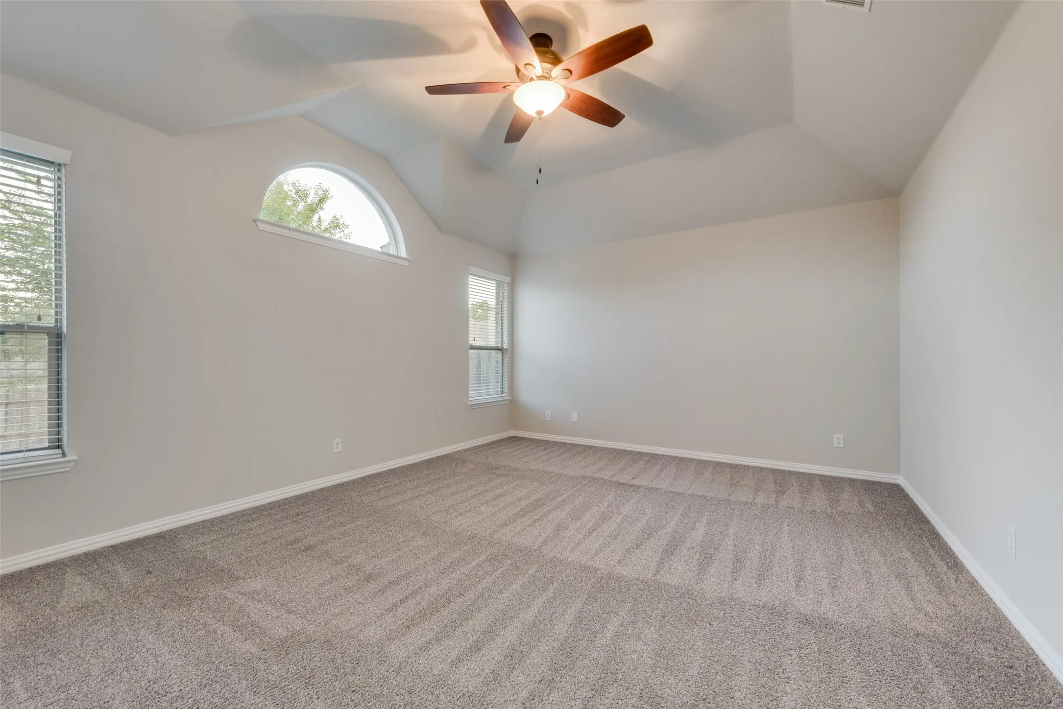 Single Family Residence For Sale in Johnson County , 917 Tara Drive, Burleson, Texas 76028, 4 Bedroom, 3 Bathroom, 2 Garage spaces, 2,876 Sqft, built in 2009, mls#21362757, Real Estate Agent in Burleson, Homes For Sale in Johnson county, Homes For Sale in Burleson, Realtor in Burleson Texas, Real Estate Brokerage Independent Realty Texas, Luminita Cordes Realtor