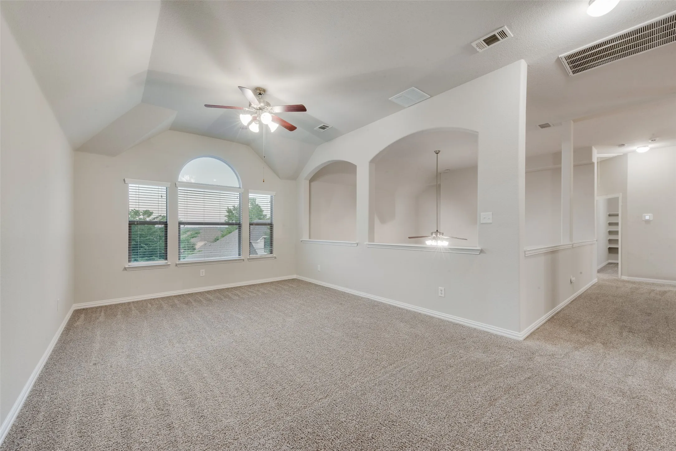Single Family Residence For Sale in Johnson County , 917 Tara Drive, Burleson, Texas 76028, 4 Bedroom, 3 Bathroom, 2 Garage spaces, 2,876 Sqft, built in 2009, mls#21362757, Real Estate Agent in Burleson, Homes For Sale in Johnson county, Homes For Sale in Burleson, Realtor in Burleson Texas, Real Estate Brokerage Independent Realty Texas, Luminita Cordes Realtor
