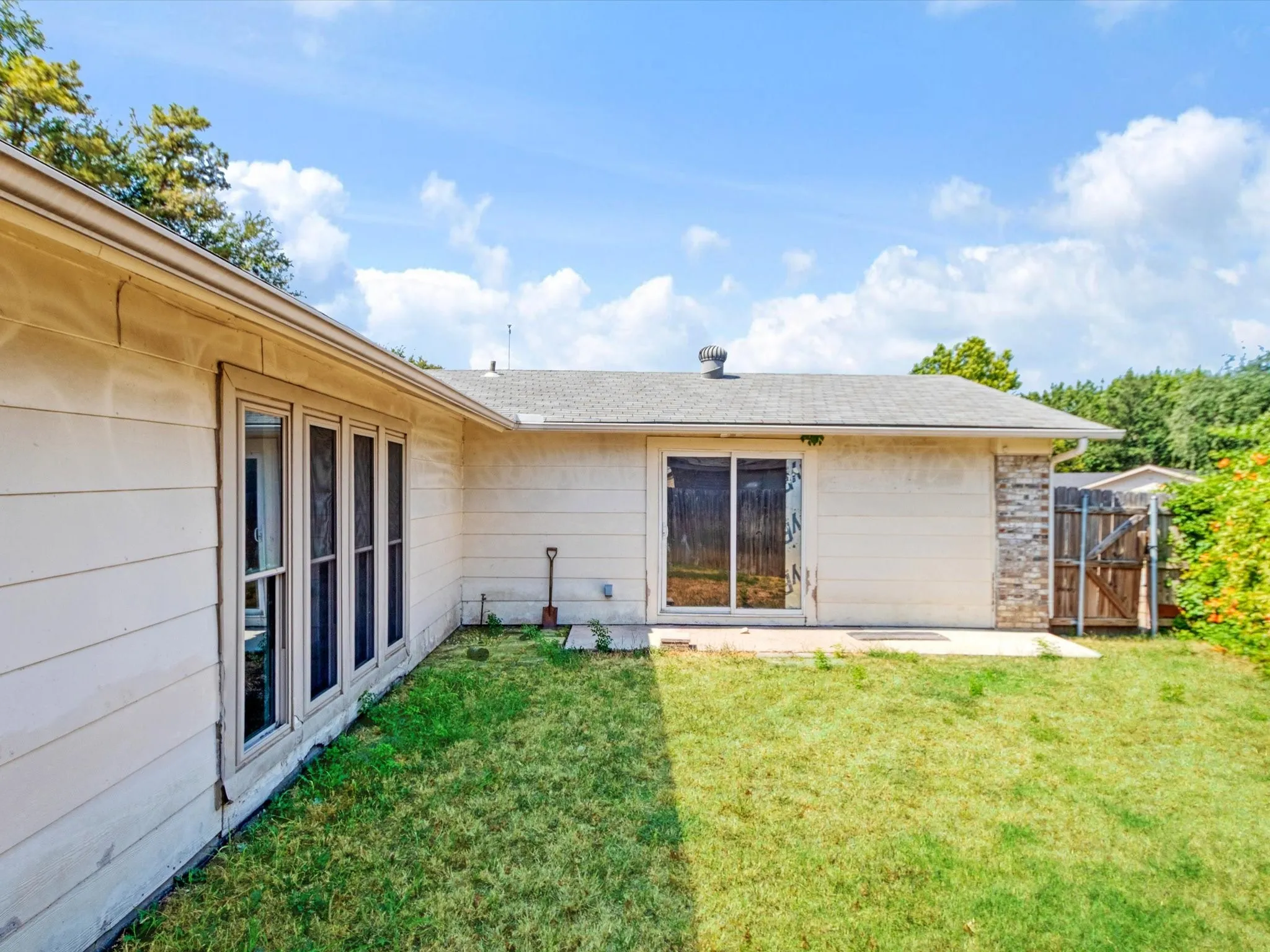 Single Family Residence For Sale in Dallas County , 3215 Rockne Lane, Mesquite, Texas 75150, 3 Bedroom, 2 Bathroom, Garage spaces, 1,358 Sqft, built in 1972, mls#21362995, Real Estate Agent in Mesquite, Homes For Sale in Dallas county, Homes For Sale in Mesquite, Realtor in Mesquite Texas, Real Estate Brokerage Independent Realty Texas, Luminita Cordes Realtor