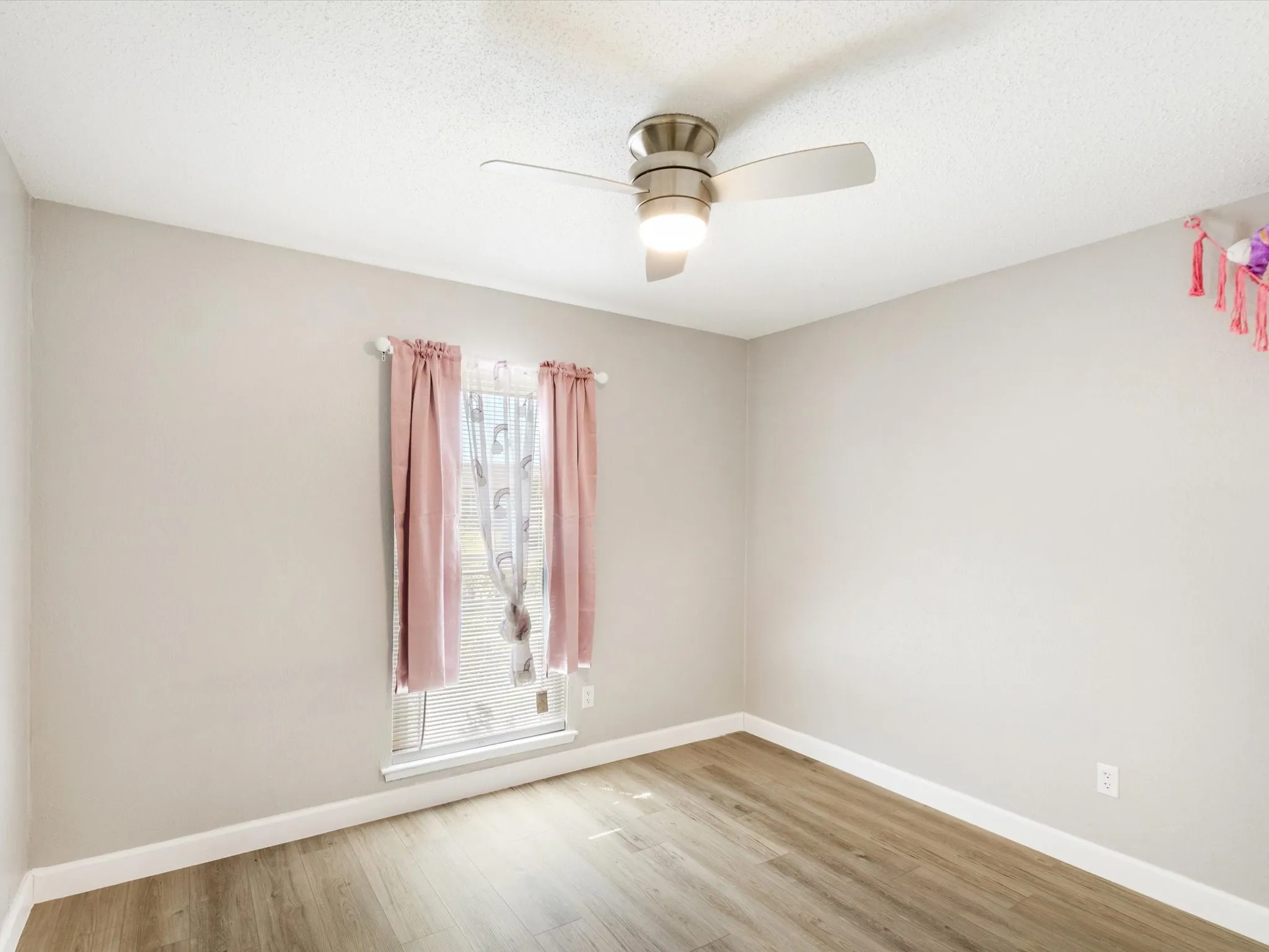 Single Family Residence For Sale in Dallas County , 3215 Rockne Lane, Mesquite, Texas 75150, 3 Bedroom, 2 Bathroom, Garage spaces, 1,358 Sqft, built in 1972, mls#21362995, Real Estate Agent in Mesquite, Homes For Sale in Dallas county, Homes For Sale in Mesquite, Realtor in Mesquite Texas, Real Estate Brokerage Independent Realty Texas, Luminita Cordes Realtor