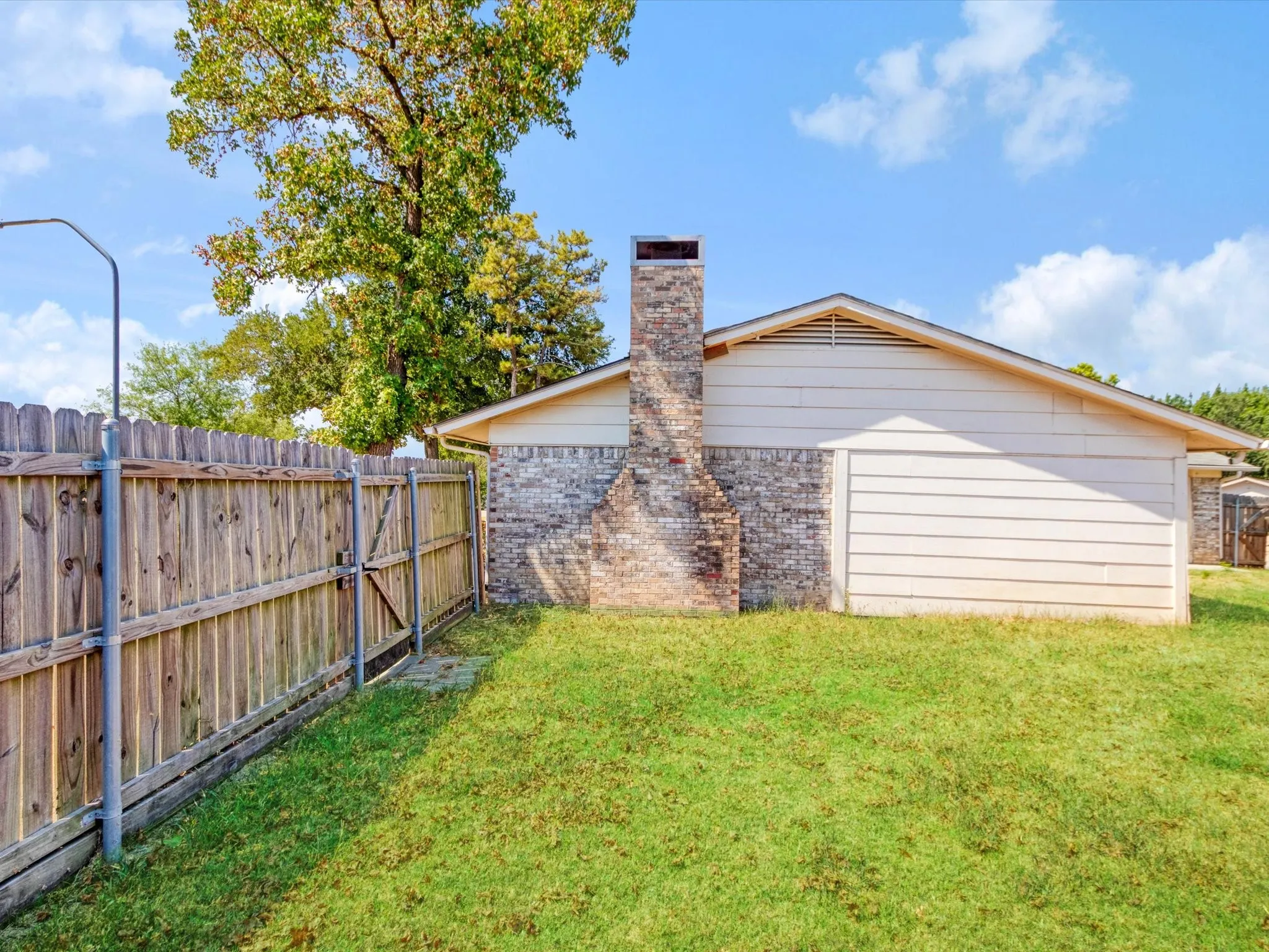 Single Family Residence For Sale in Dallas County , 3215 Rockne Lane, Mesquite, Texas 75150, 3 Bedroom, 2 Bathroom, Garage spaces, 1,358 Sqft, built in 1972, mls#21362995, Real Estate Agent in Mesquite, Homes For Sale in Dallas county, Homes For Sale in Mesquite, Realtor in Mesquite Texas, Real Estate Brokerage Independent Realty Texas, Luminita Cordes Realtor
