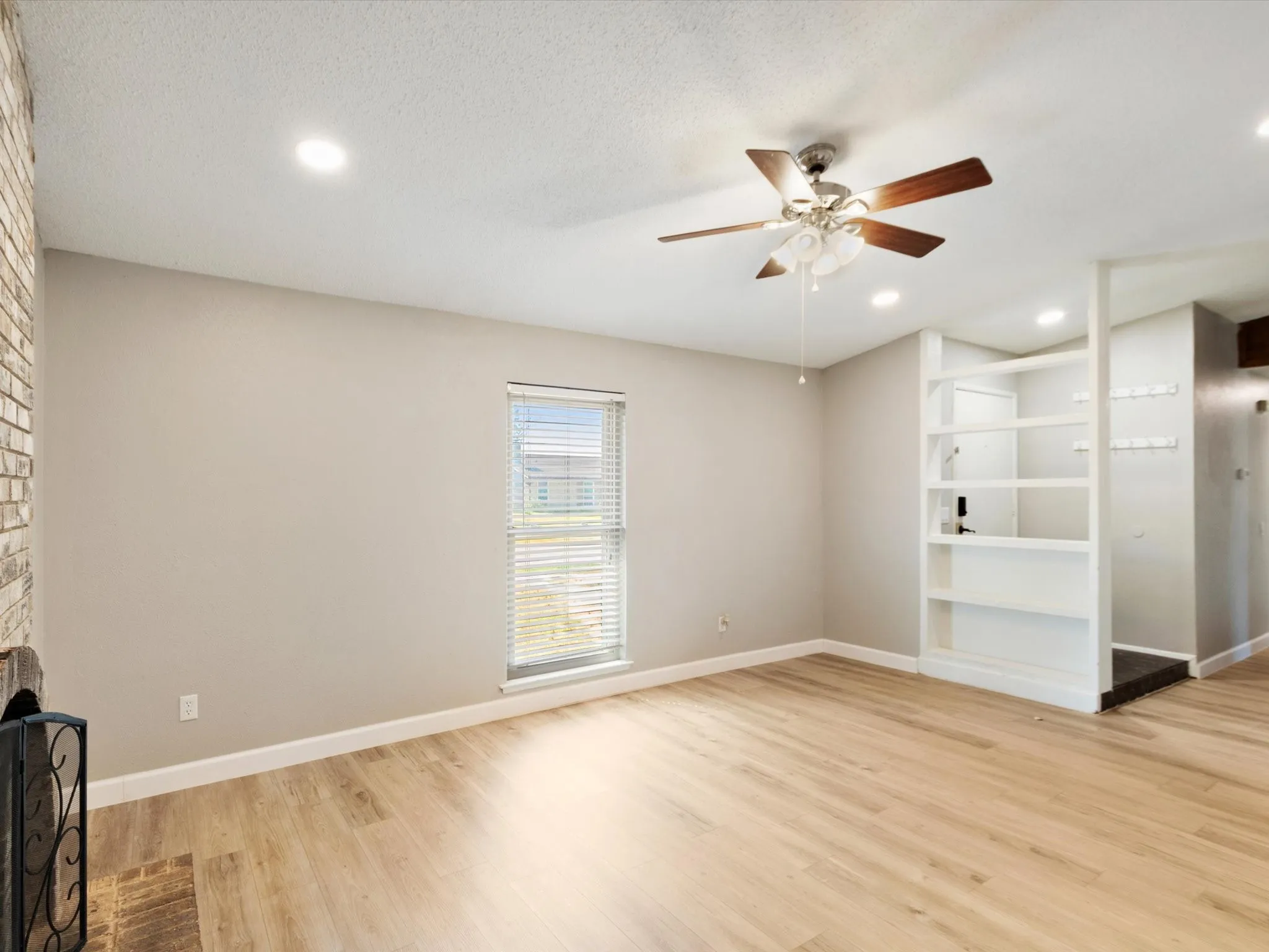 Single Family Residence For Sale in Dallas County , 3215 Rockne Lane, Mesquite, Texas 75150, 3 Bedroom, 2 Bathroom, Garage spaces, 1,358 Sqft, built in 1972, mls#21362995, Real Estate Agent in Mesquite, Homes For Sale in Dallas county, Homes For Sale in Mesquite, Realtor in Mesquite Texas, Real Estate Brokerage Independent Realty Texas, Luminita Cordes Realtor