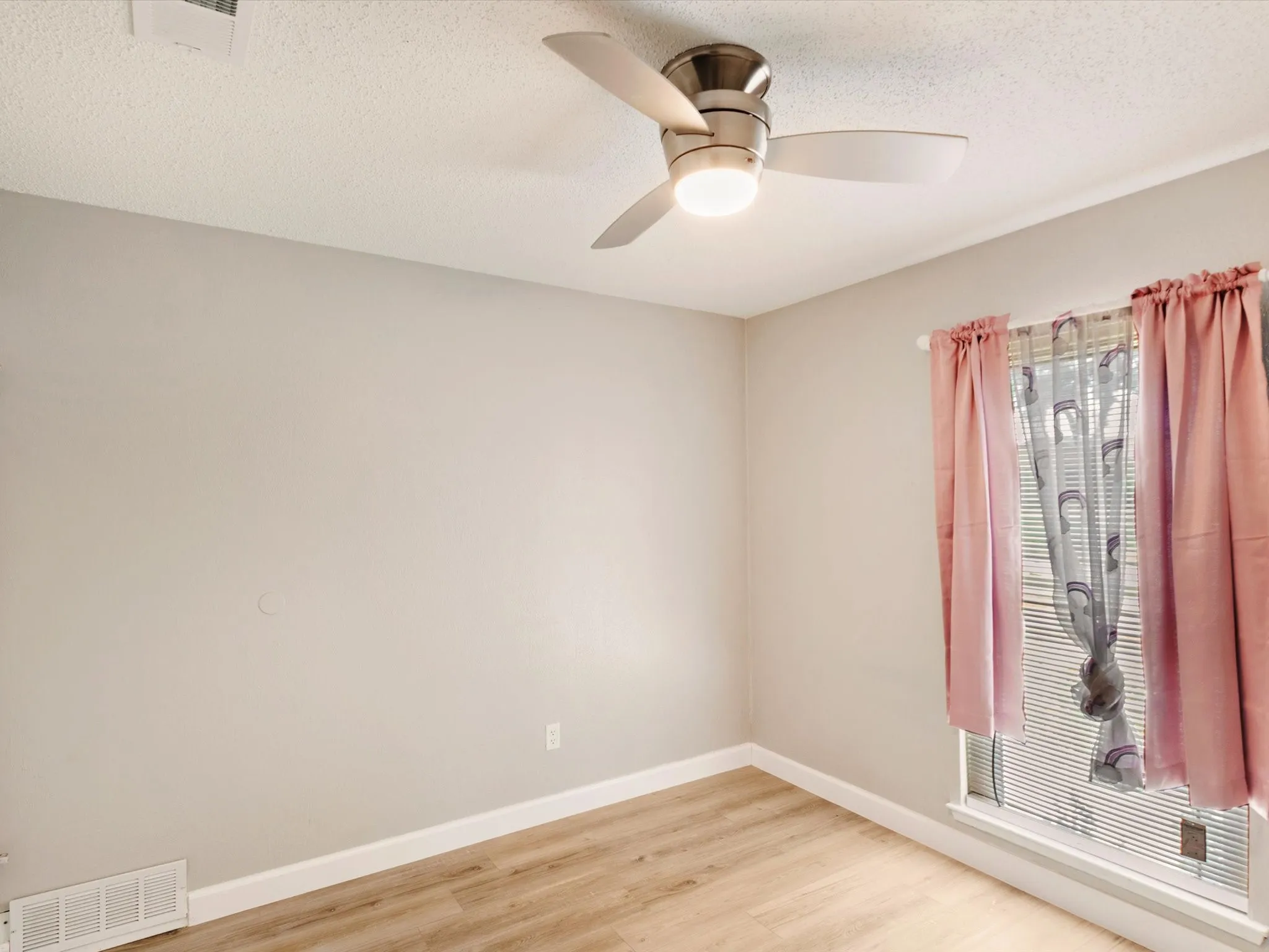 Single Family Residence For Sale in Dallas County , 3215 Rockne Lane, Mesquite, Texas 75150, 3 Bedroom, 2 Bathroom, Garage spaces, 1,358 Sqft, built in 1972, mls#21362995, Real Estate Agent in Mesquite, Homes For Sale in Dallas county, Homes For Sale in Mesquite, Realtor in Mesquite Texas, Real Estate Brokerage Independent Realty Texas, Luminita Cordes Realtor