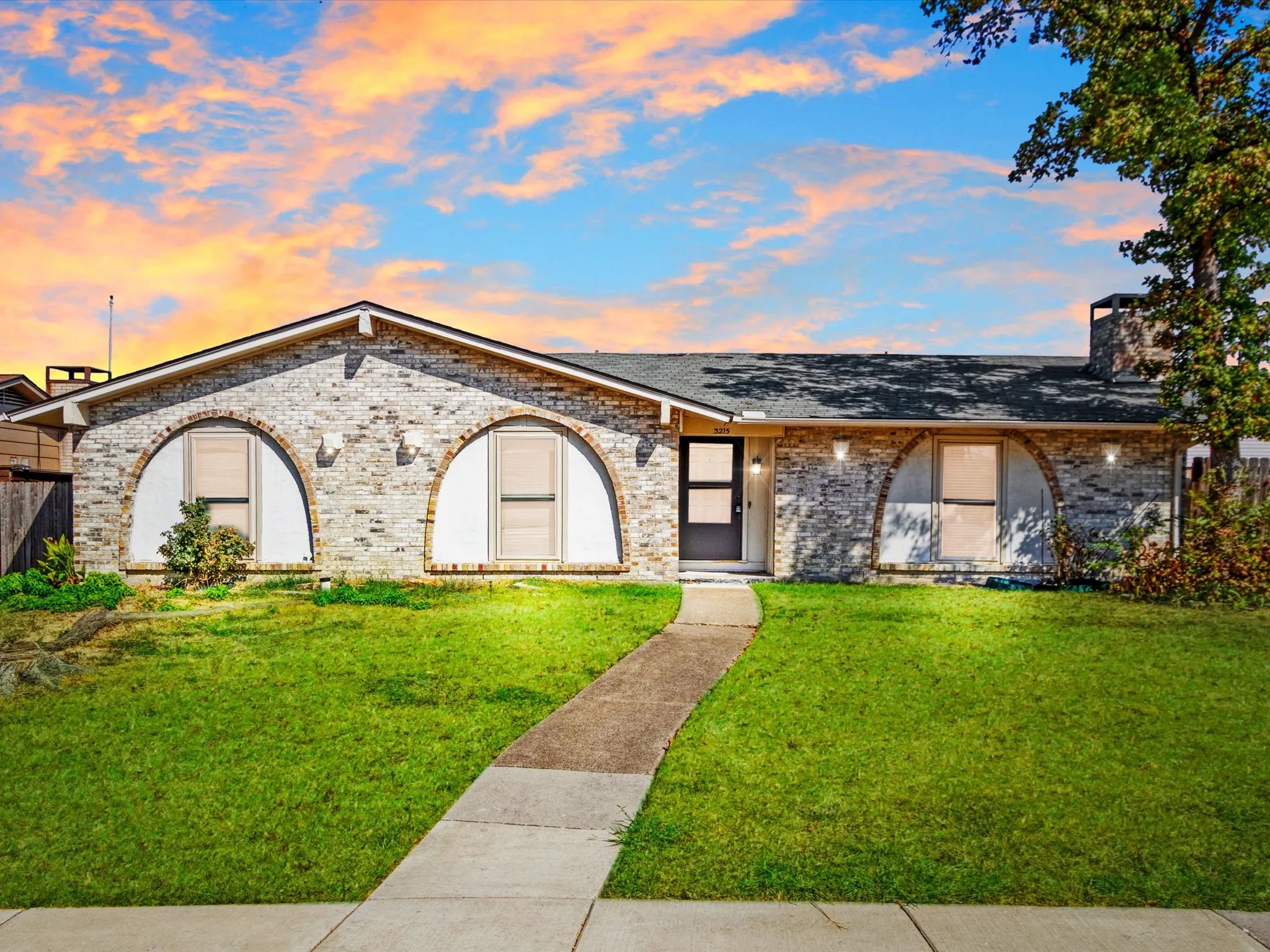 Single Family Residence For Sale in Dallas County , 3215 Rockne Lane, Mesquite, Texas 75150, 3 Bedroom, 2 Bathroom, Garage spaces, 1,358 Sqft, built in 1972, mls#21362995, Real Estate Agent in Mesquite, Homes For Sale in Dallas county, Homes For Sale in Mesquite, Realtor in Mesquite Texas, Real Estate Brokerage Independent Realty Texas, Luminita Cordes Realtor