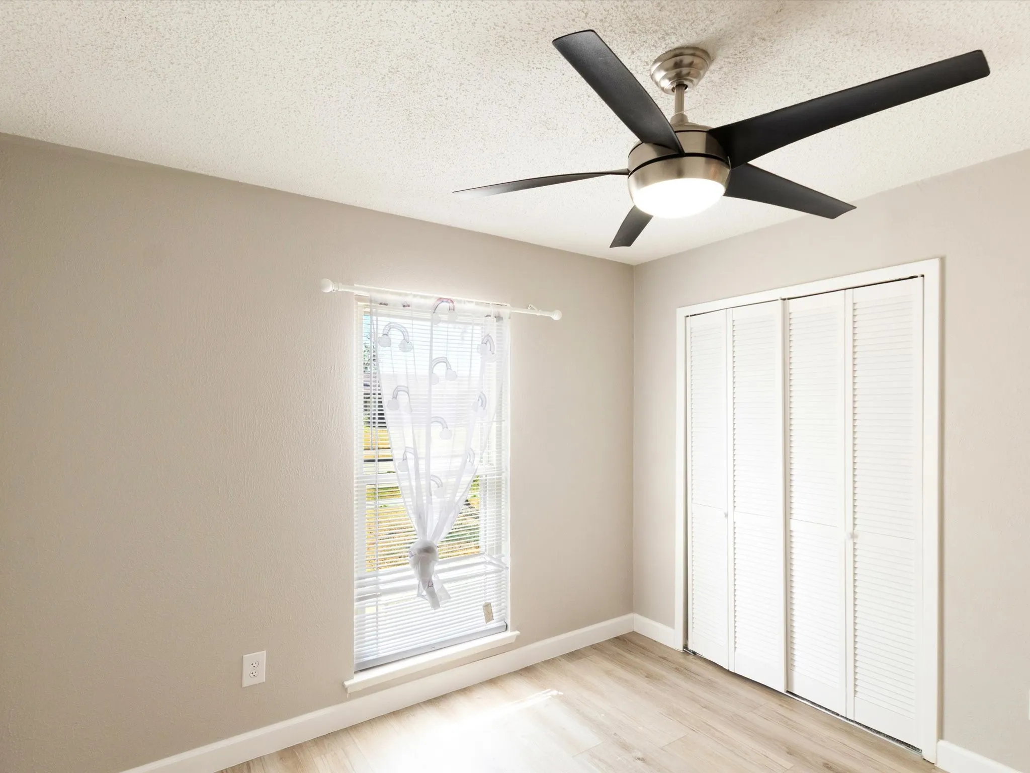 Single Family Residence For Sale in Dallas County , 3215 Rockne Lane, Mesquite, Texas 75150, 3 Bedroom, 2 Bathroom, Garage spaces, 1,358 Sqft, built in 1972, mls#21362995, Real Estate Agent in Mesquite, Homes For Sale in Dallas county, Homes For Sale in Mesquite, Realtor in Mesquite Texas, Real Estate Brokerage Independent Realty Texas, Luminita Cordes Realtor