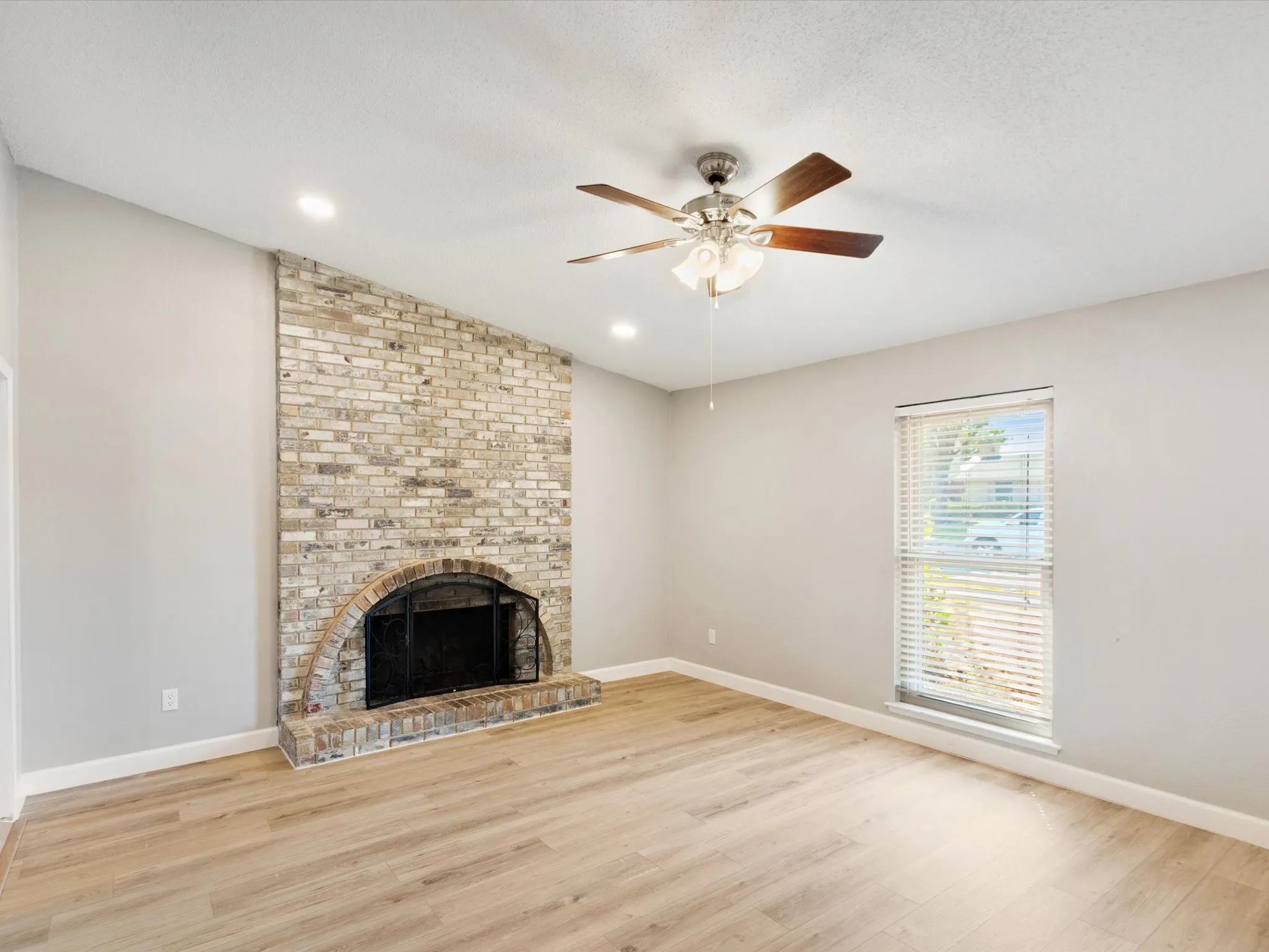 Single Family Residence For Sale in Dallas County , 3215 Rockne Lane, Mesquite, Texas 75150, 3 Bedroom, 2 Bathroom, Garage spaces, 1,358 Sqft, built in 1972, mls#21362995, Real Estate Agent in Mesquite, Homes For Sale in Dallas county, Homes For Sale in Mesquite, Realtor in Mesquite Texas, Real Estate Brokerage Independent Realty Texas, Luminita Cordes Realtor