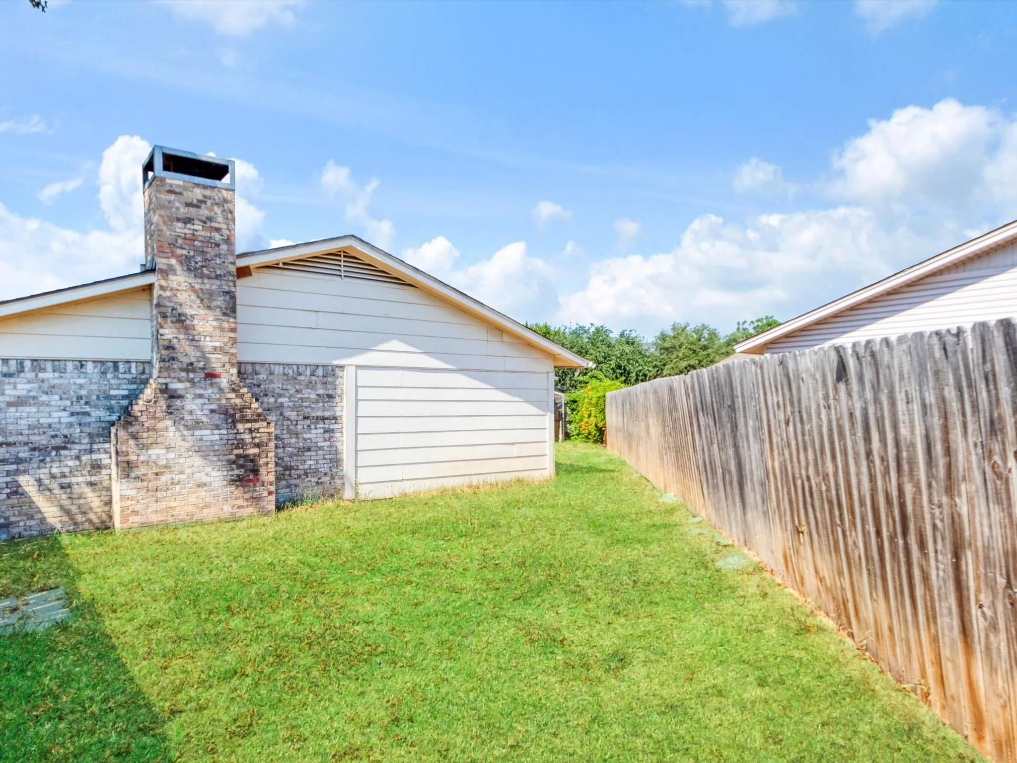 Single Family Residence For Sale in Dallas County , 3215 Rockne Lane, Mesquite, Texas 75150, 3 Bedroom, 2 Bathroom, Garage spaces, 1,358 Sqft, built in 1972, mls#21362995, Real Estate Agent in Mesquite, Homes For Sale in Dallas county, Homes For Sale in Mesquite, Realtor in Mesquite Texas, Real Estate Brokerage Independent Realty Texas, Luminita Cordes Realtor