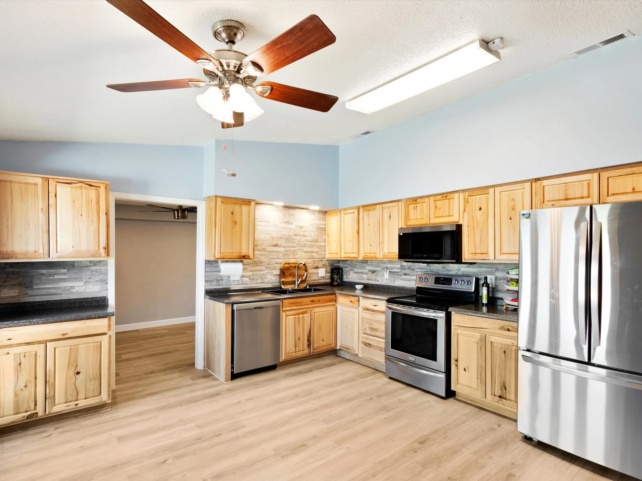 Single Family Residence For Sale in Dallas County , 3215 Rockne Lane, Mesquite, Texas 75150, 3 Bedroom, 2 Bathroom, Garage spaces, 1,358 Sqft, built in 1972, mls#21362995, Real Estate Agent in Mesquite, Homes For Sale in Dallas county, Homes For Sale in Mesquite, Realtor in Mesquite Texas, Real Estate Brokerage Independent Realty Texas, Luminita Cordes Realtor