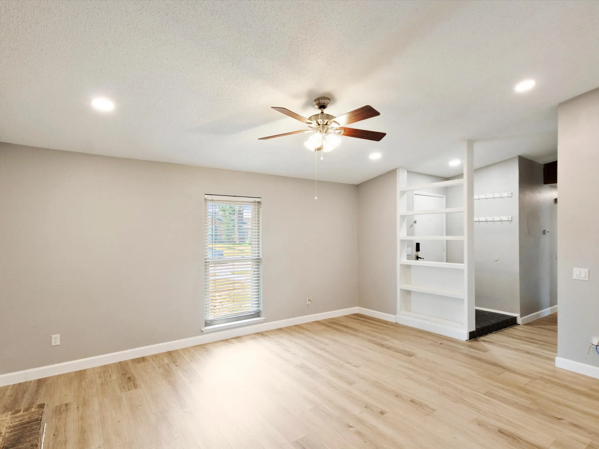 Single Family Residence For Sale in Dallas County , 3215 Rockne Lane, Mesquite, Texas 75150, 3 Bedroom, 2 Bathroom, Garage spaces, 1,358 Sqft, built in 1972, mls#21362995, Real Estate Agent in Mesquite, Homes For Sale in Dallas county, Homes For Sale in Mesquite, Realtor in Mesquite Texas, Real Estate Brokerage Independent Realty Texas, Luminita Cordes Realtor