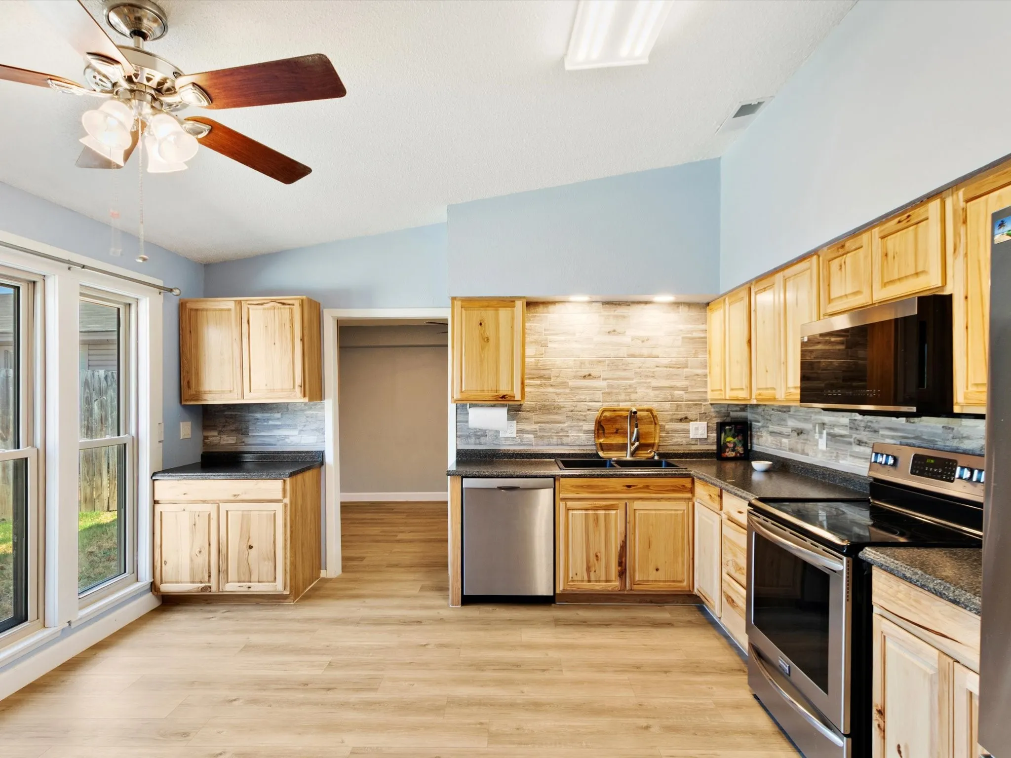 Single Family Residence For Sale in Dallas County , 3215 Rockne Lane, Mesquite, Texas 75150, 3 Bedroom, 2 Bathroom, Garage spaces, 1,358 Sqft, built in 1972, mls#21362995, Real Estate Agent in Mesquite, Homes For Sale in Dallas county, Homes For Sale in Mesquite, Realtor in Mesquite Texas, Real Estate Brokerage Independent Realty Texas, Luminita Cordes Realtor
