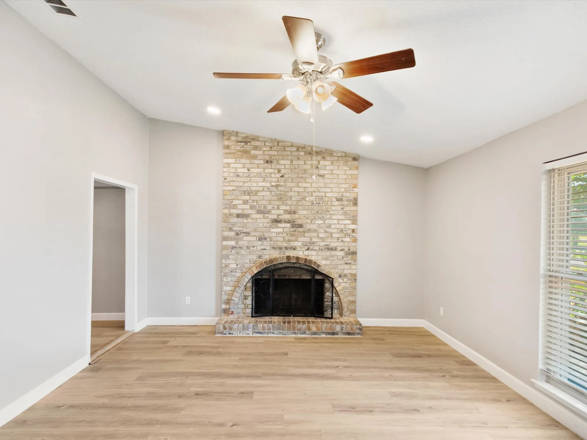 Single Family Residence For Sale in Dallas County , 3215 Rockne Lane, Mesquite, Texas 75150, 3 Bedroom, 2 Bathroom, Garage spaces, 1,358 Sqft, built in 1972, mls#21362995, Real Estate Agent in Mesquite, Homes For Sale in Dallas county, Homes For Sale in Mesquite, Realtor in Mesquite Texas, Real Estate Brokerage Independent Realty Texas, Luminita Cordes Realtor