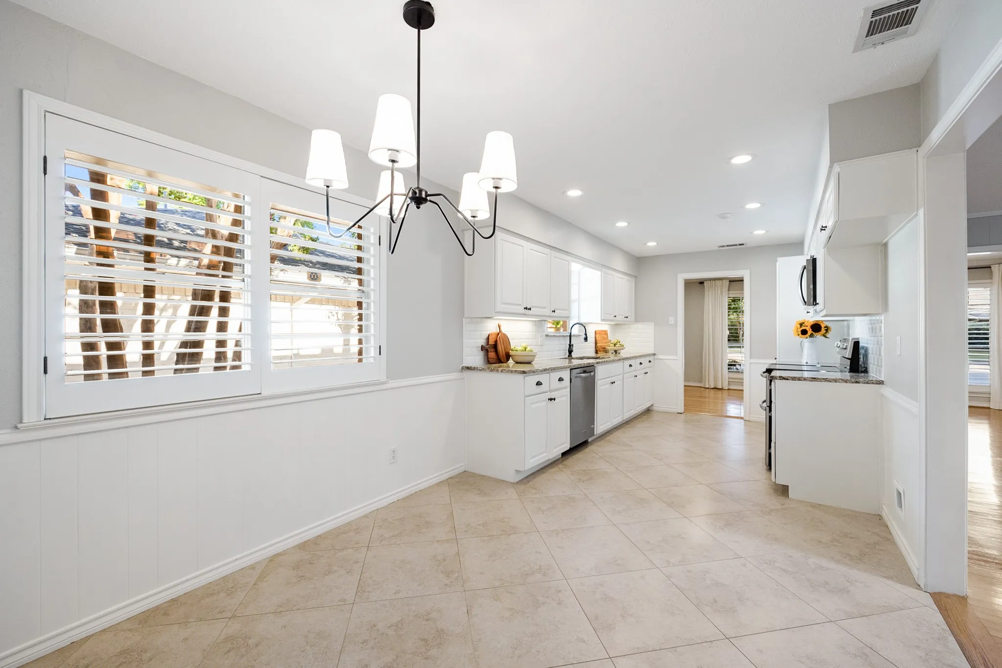 Single Family Residence For Sale in Dallas County , 7406 La Manga Drive, Dallas, Texas 75248, 4 Bedroom, 3 Bathroom, 2 Garage spaces, 2,210 Sqft, built in 1972, mls#21361839, Real Estate Agent in Dallas, Homes For Sale in Dallas county, Homes For Sale in Dallas, Realtor in Dallas Texas, Real Estate Brokerage Independent Realty Texas, Luminita Cordes Realtor