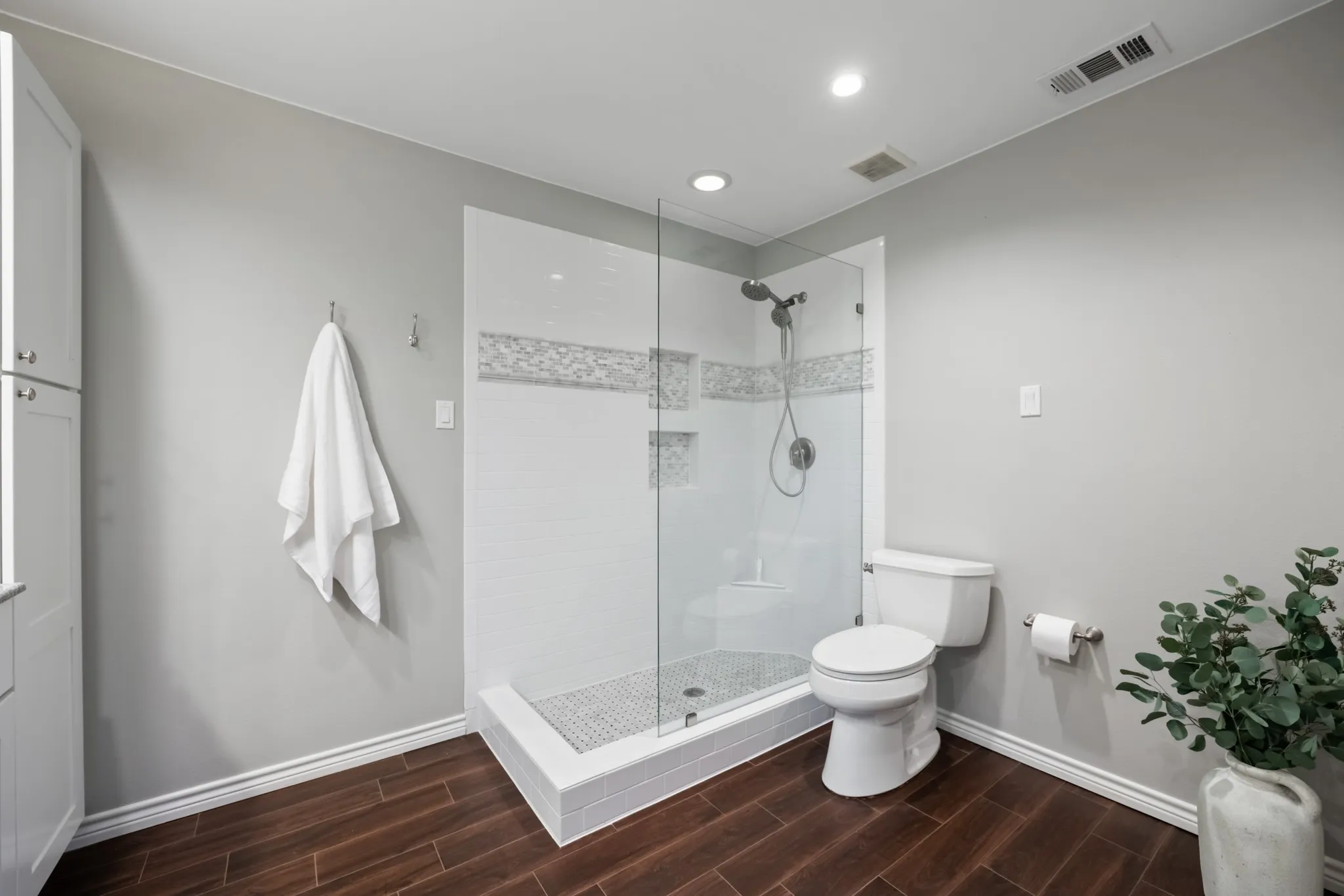 Single Family Residence For Sale in Dallas County , 7406 La Manga Drive, Dallas, Texas 75248, 4 Bedroom, 3 Bathroom, 2 Garage spaces, 2,210 Sqft, built in 1972, mls#21361839, Real Estate Agent in Dallas, Homes For Sale in Dallas county, Homes For Sale in Dallas, Realtor in Dallas Texas, Real Estate Brokerage Independent Realty Texas, Luminita Cordes Realtor
