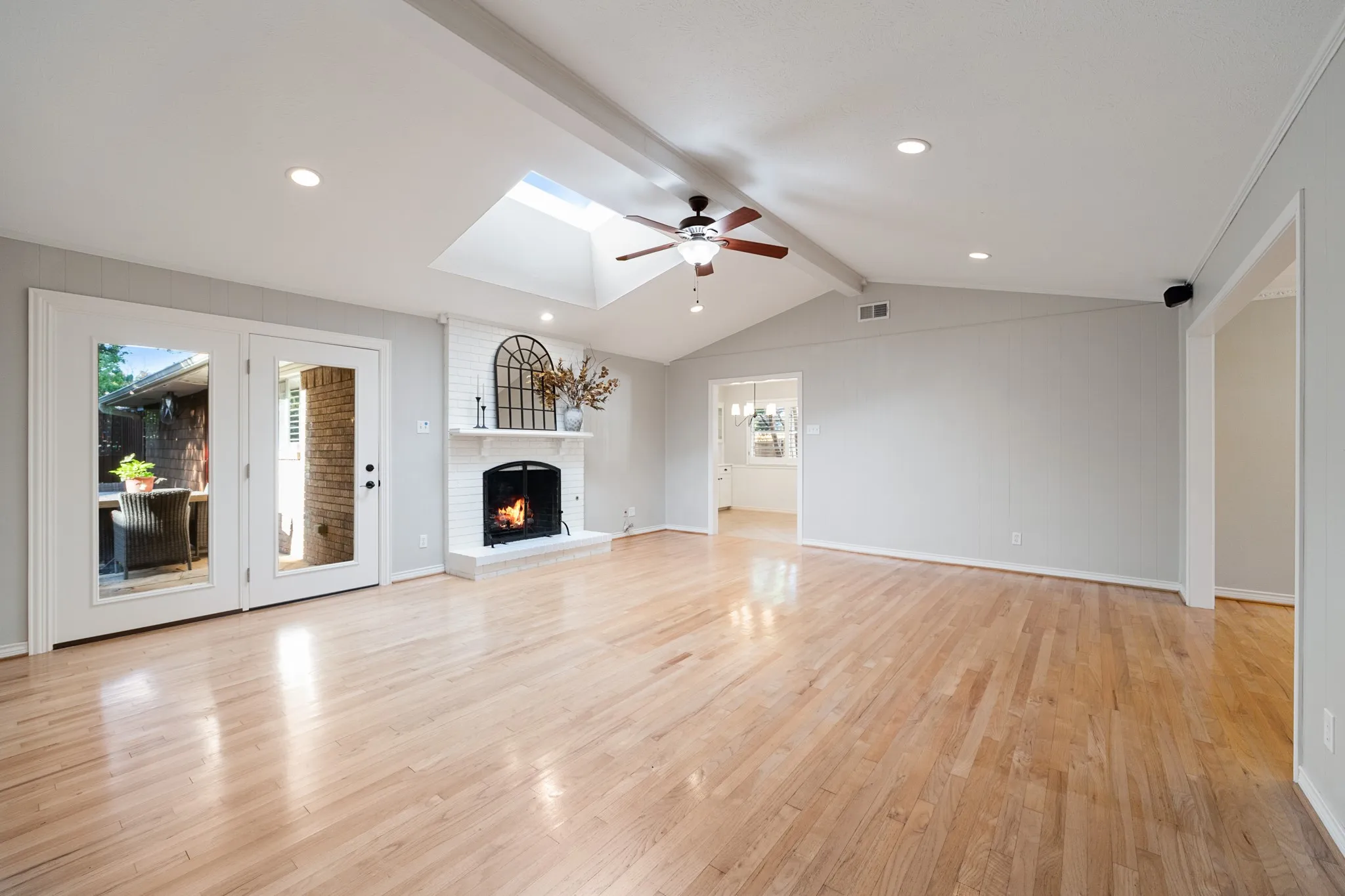 Single Family Residence For Sale in Dallas County , 7406 La Manga Drive, Dallas, Texas 75248, 4 Bedroom, 3 Bathroom, 2 Garage spaces, 2,210 Sqft, built in 1972, mls#21361839, Real Estate Agent in Dallas, Homes For Sale in Dallas county, Homes For Sale in Dallas, Realtor in Dallas Texas, Real Estate Brokerage Independent Realty Texas, Luminita Cordes Realtor
