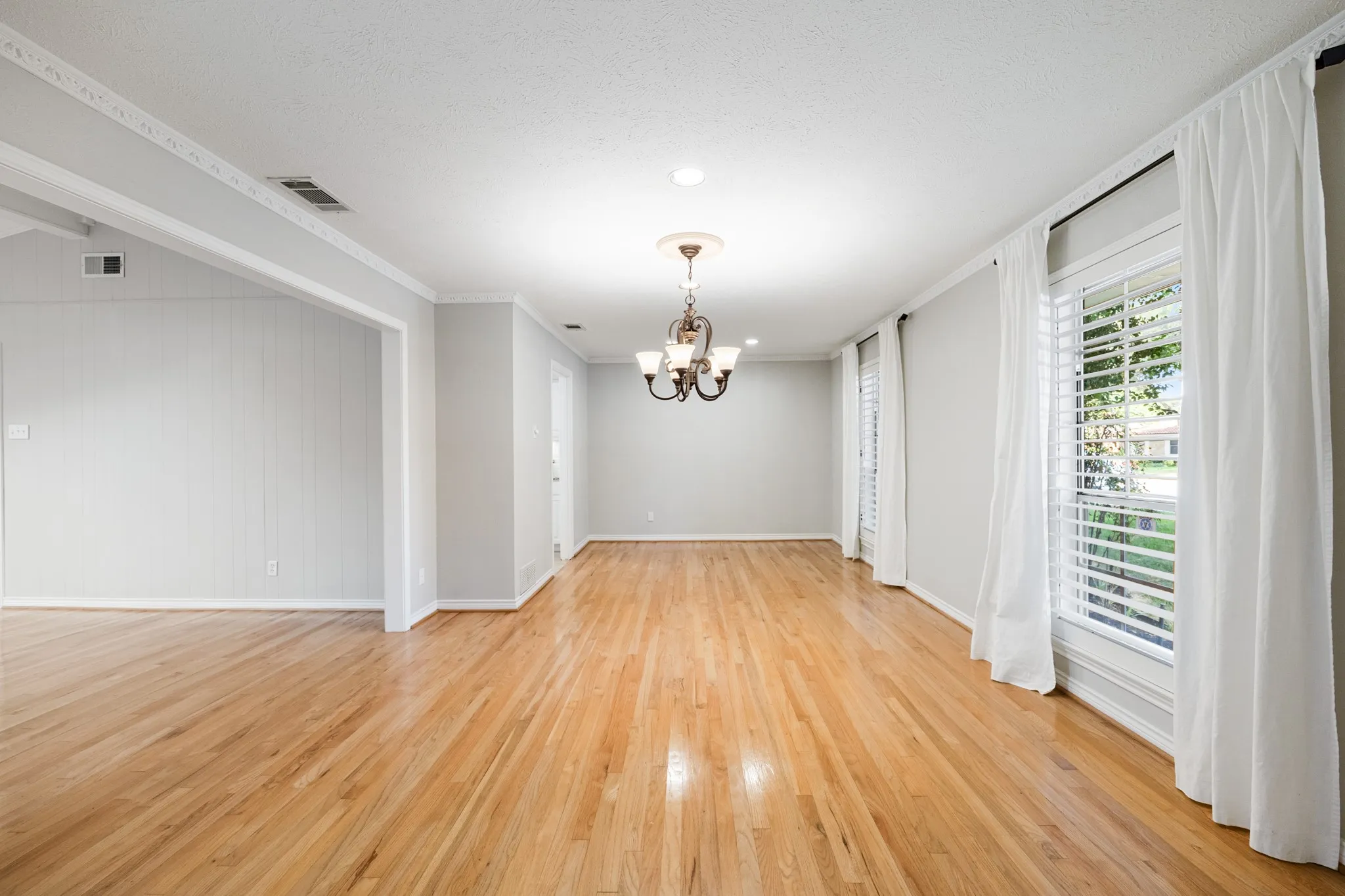 Single Family Residence For Sale in Dallas County , 7406 La Manga Drive, Dallas, Texas 75248, 4 Bedroom, 3 Bathroom, 2 Garage spaces, 2,210 Sqft, built in 1972, mls#21361839, Real Estate Agent in Dallas, Homes For Sale in Dallas county, Homes For Sale in Dallas, Realtor in Dallas Texas, Real Estate Brokerage Independent Realty Texas, Luminita Cordes Realtor