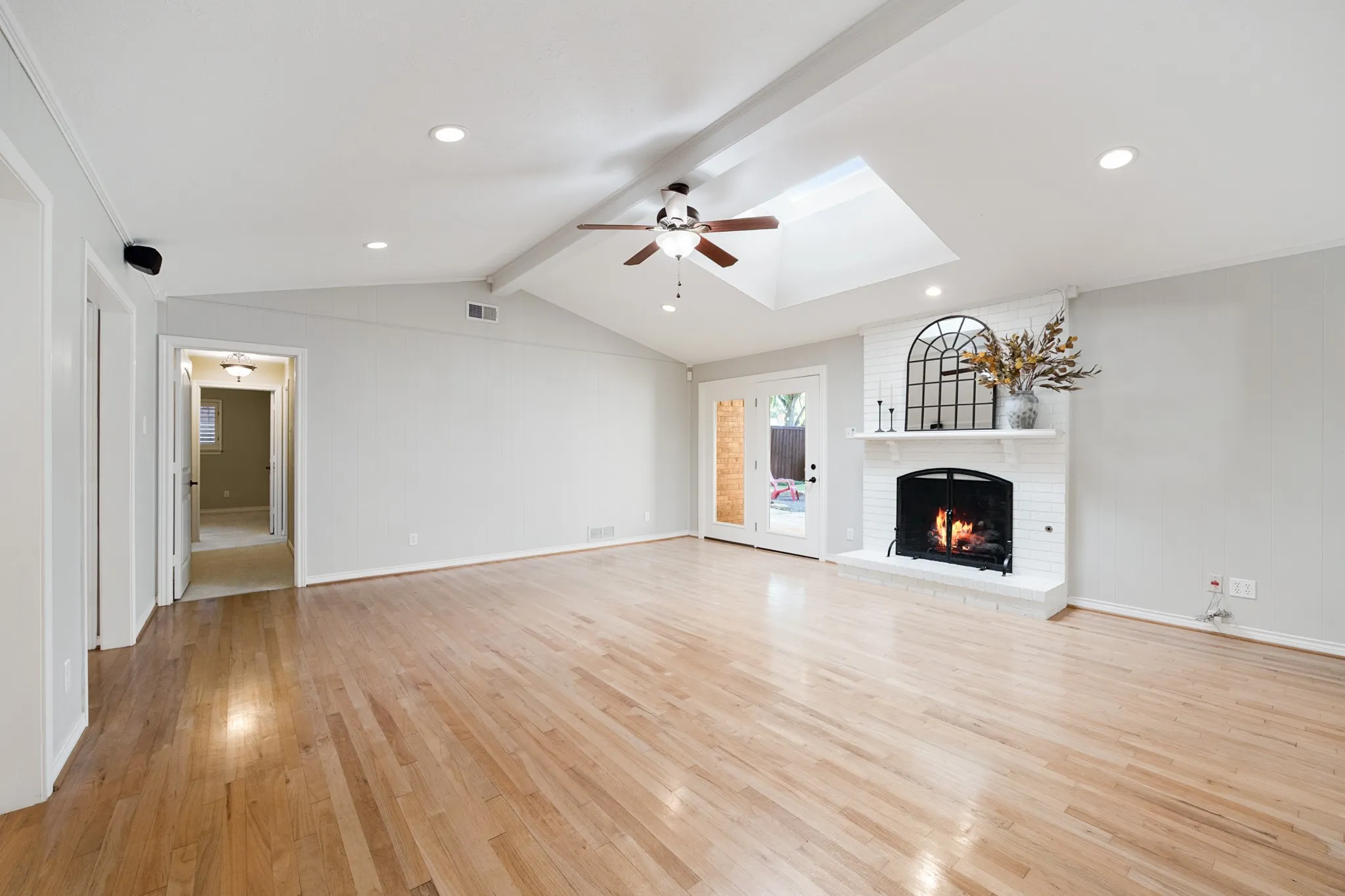 Single Family Residence For Sale in Dallas County , 7406 La Manga Drive, Dallas, Texas 75248, 4 Bedroom, 3 Bathroom, 2 Garage spaces, 2,210 Sqft, built in 1972, mls#21361839, Real Estate Agent in Dallas, Homes For Sale in Dallas county, Homes For Sale in Dallas, Realtor in Dallas Texas, Real Estate Brokerage Independent Realty Texas, Luminita Cordes Realtor