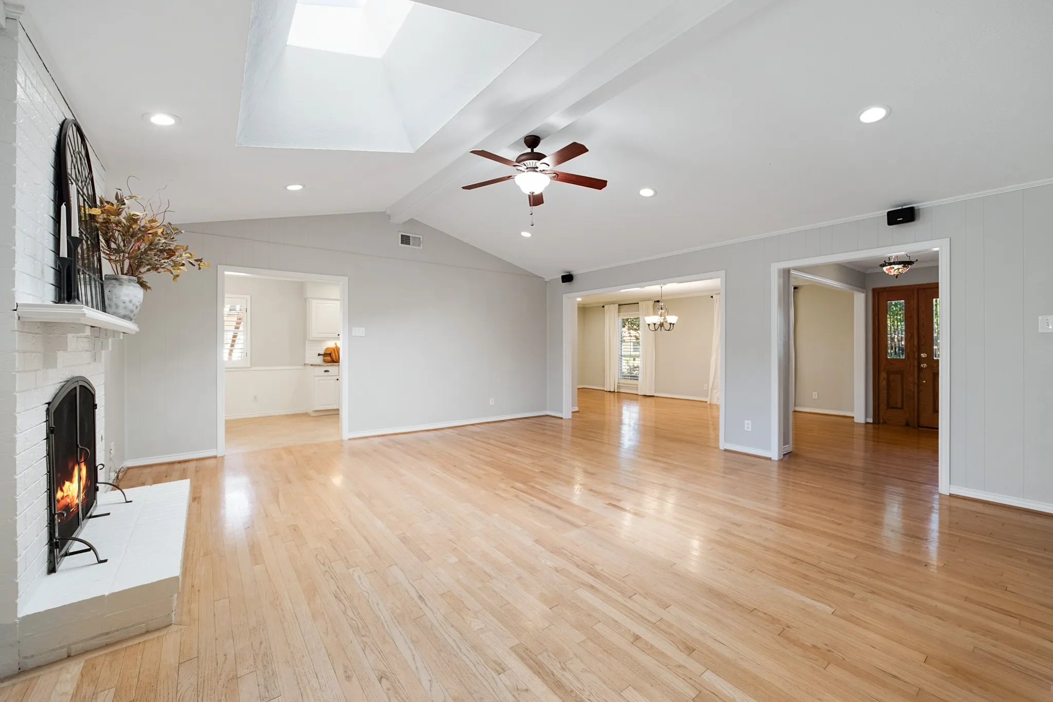 Single Family Residence For Sale in Dallas County , 7406 La Manga Drive, Dallas, Texas 75248, 4 Bedroom, 3 Bathroom, 2 Garage spaces, 2,210 Sqft, built in 1972, mls#21361839, Real Estate Agent in Dallas, Homes For Sale in Dallas county, Homes For Sale in Dallas, Realtor in Dallas Texas, Real Estate Brokerage Independent Realty Texas, Luminita Cordes Realtor