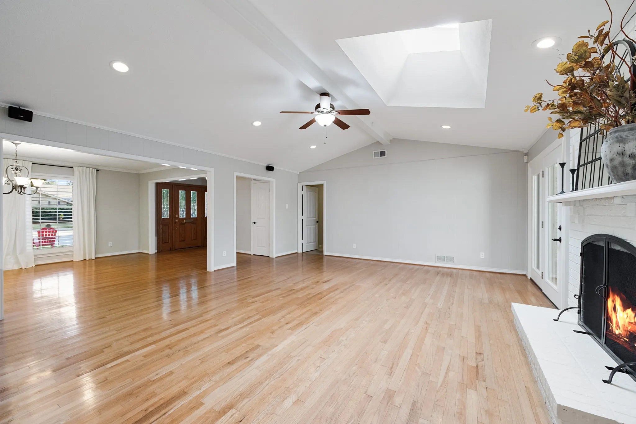 Single Family Residence For Sale in Dallas County , 7406 La Manga Drive, Dallas, Texas 75248, 4 Bedroom, 3 Bathroom, 2 Garage spaces, 2,210 Sqft, built in 1972, mls#21361839, Real Estate Agent in Dallas, Homes For Sale in Dallas county, Homes For Sale in Dallas, Realtor in Dallas Texas, Real Estate Brokerage Independent Realty Texas, Luminita Cordes Realtor