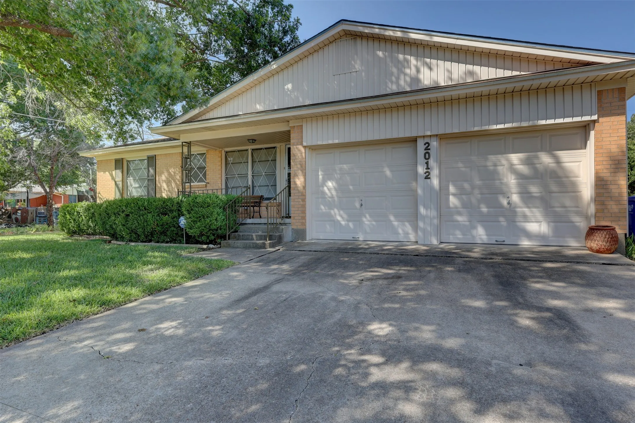 Single Family Residence For Sale in Mc Lennan County , 2012 Mountainview Drive, Waco, Texas 76710, 2 Bedroom, 2 Bathroom, 1 Garage spaces, 1,223 Sqft, built in 1958, mls#21363004, Real Estate Agent in Waco, Homes For Sale in Mc Lennan county, Homes For Sale in Waco, Realtor in Waco Texas, Real Estate Brokerage Independent Realty Texas, Luminita Cordes Realtor