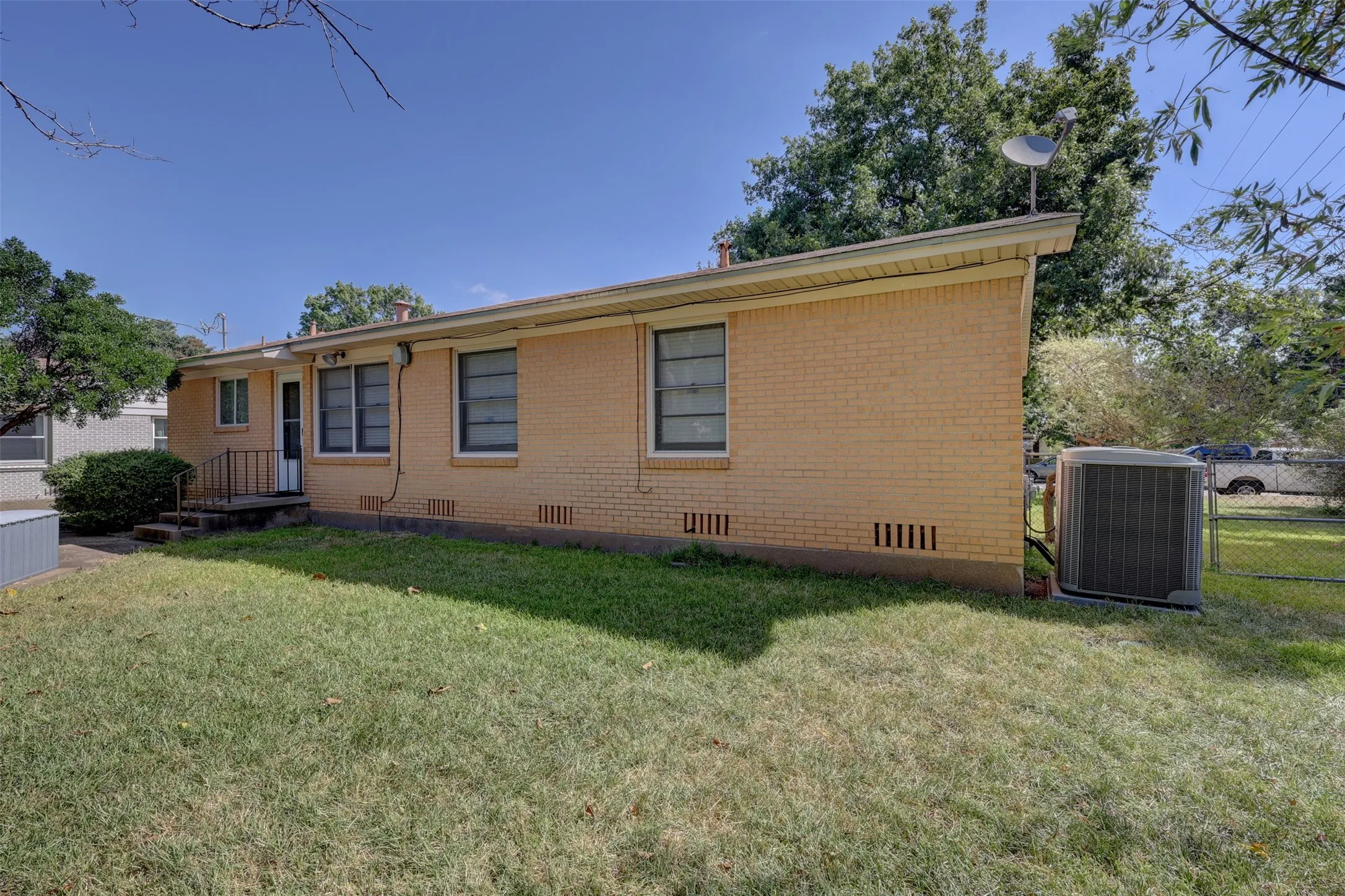 Single Family Residence For Sale in Mc Lennan County , 2012 Mountainview Drive, Waco, Texas 76710, 2 Bedroom, 2 Bathroom, 1 Garage spaces, 1,223 Sqft, built in 1958, mls#21363004, Real Estate Agent in Waco, Homes For Sale in Mc Lennan county, Homes For Sale in Waco, Realtor in Waco Texas, Real Estate Brokerage Independent Realty Texas, Luminita Cordes Realtor