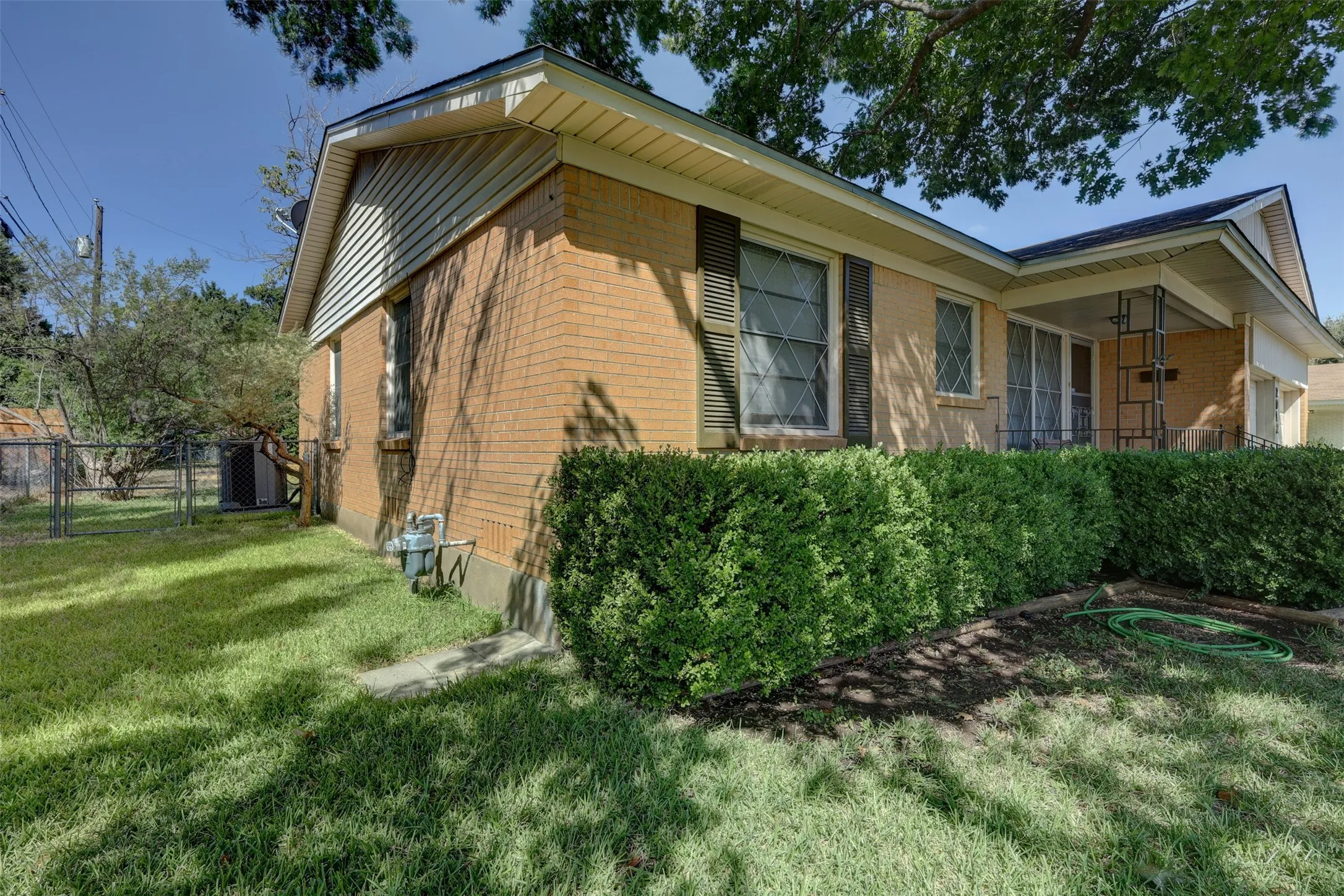 Single Family Residence For Sale in Mc Lennan County , 2012 Mountainview Drive, Waco, Texas 76710, 2 Bedroom, 2 Bathroom, 1 Garage spaces, 1,223 Sqft, built in 1958, mls#21363004, Real Estate Agent in Waco, Homes For Sale in Mc Lennan county, Homes For Sale in Waco, Realtor in Waco Texas, Real Estate Brokerage Independent Realty Texas, Luminita Cordes Realtor