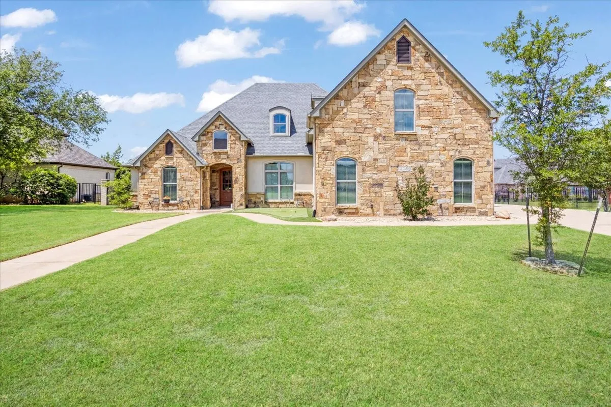 Single Family Residence For Sale in Grayson County , 35 S Bob Jones Court, Pottsboro, Texas 75076, 3 Bedroom, 5 Bathroom, 5 Garage spaces, 4,000 Sqft, built in 2015, mls#21362752, Real Estate Agent in Pottsboro, Homes For Sale in Grayson county, Homes For Sale in Pottsboro, Realtor in Pottsboro Texas, Real Estate Brokerage Independent Realty Texas, Luminita Cordes Realtor