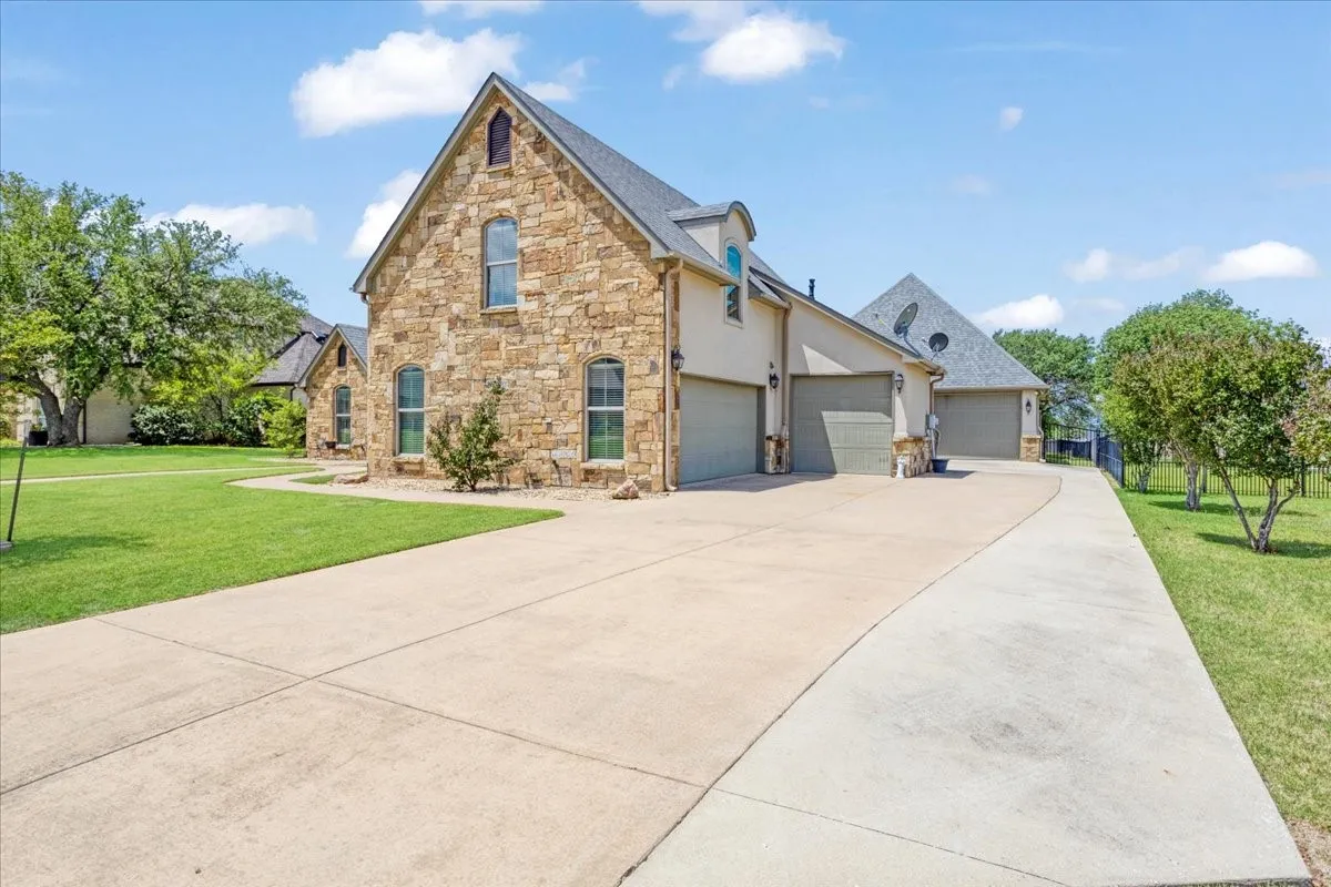 Single Family Residence For Sale in Grayson County , 35 S Bob Jones Court, Pottsboro, Texas 75076, 3 Bedroom, 5 Bathroom, 5 Garage spaces, 4,000 Sqft, built in 2015, mls#21362752, Real Estate Agent in Pottsboro, Homes For Sale in Grayson county, Homes For Sale in Pottsboro, Realtor in Pottsboro Texas, Real Estate Brokerage Independent Realty Texas, Luminita Cordes Realtor