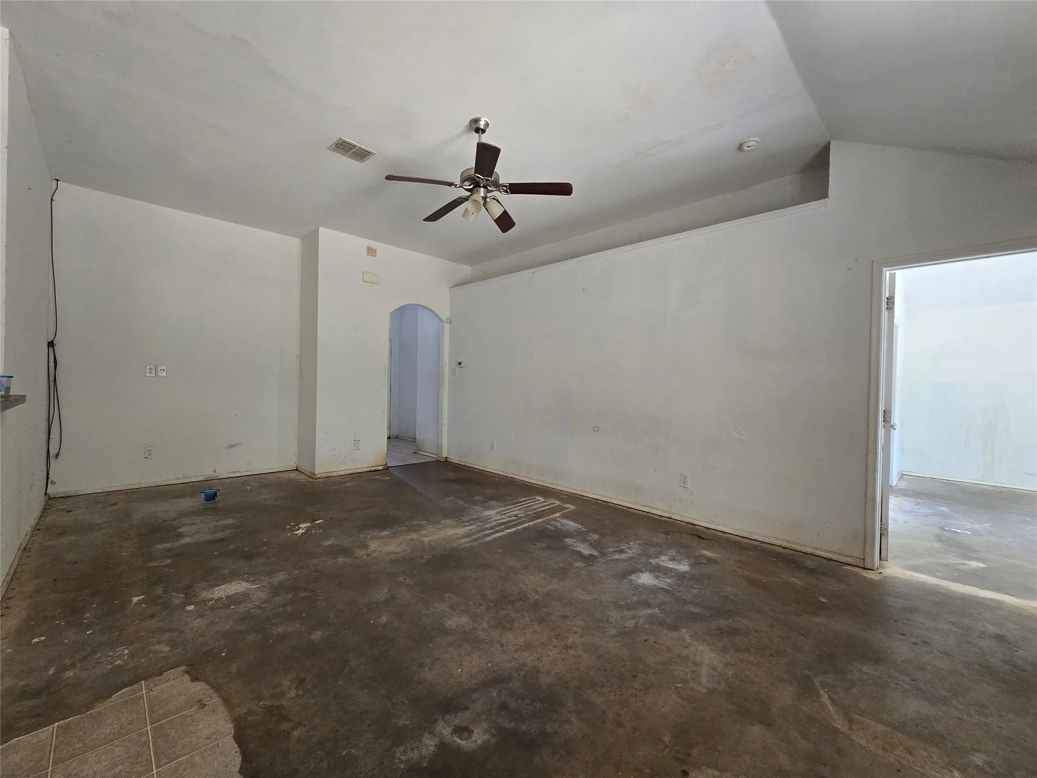 Single Family Residence For Sale in Hood County , 4204 Sapphire Lane, Granbury, Texas 76049, 3 Bedroom, 2 Bathroom, 2 Garage spaces, 1,262 Sqft, built in 2011, mls#21359770, Real Estate Agent in Granbury, Homes For Sale in Hood county, Homes For Sale in Granbury, Realtor in Granbury Texas, Real Estate Brokerage Independent Realty Texas, Luminita Cordes Realtor