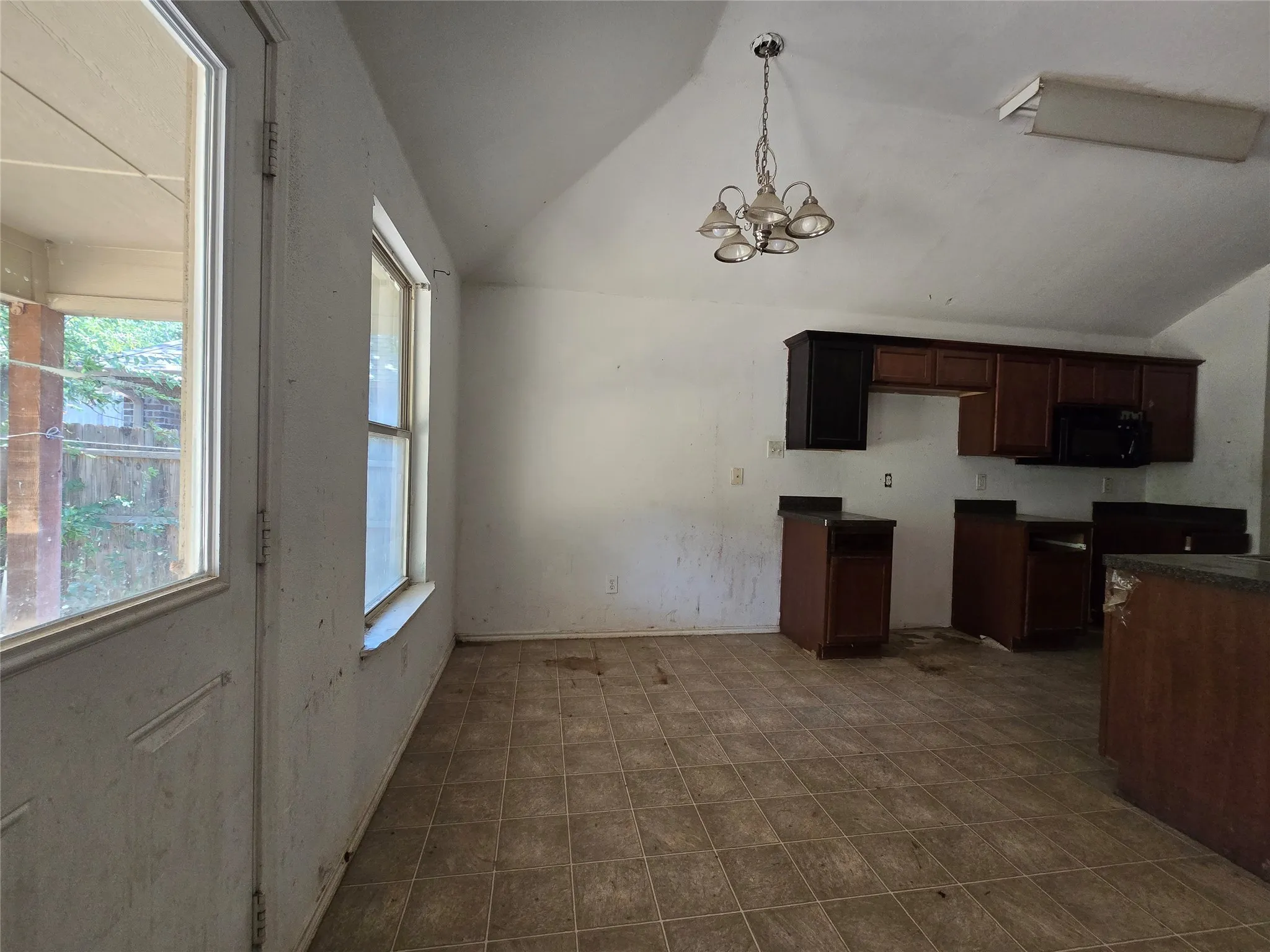 Single Family Residence For Sale in Hood County , 4204 Sapphire Lane, Granbury, Texas 76049, 3 Bedroom, 2 Bathroom, 2 Garage spaces, 1,262 Sqft, built in 2011, mls#21359770, Real Estate Agent in Granbury, Homes For Sale in Hood county, Homes For Sale in Granbury, Realtor in Granbury Texas, Real Estate Brokerage Independent Realty Texas, Luminita Cordes Realtor