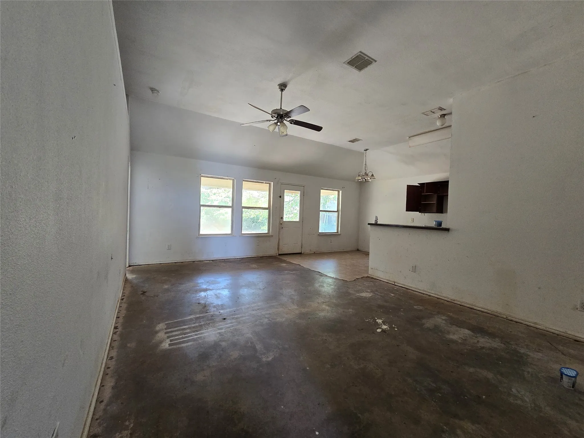 Single Family Residence For Sale in Hood County , 4204 Sapphire Lane, Granbury, Texas 76049, 3 Bedroom, 2 Bathroom, 2 Garage spaces, 1,262 Sqft, built in 2011, mls#21359770, Real Estate Agent in Granbury, Homes For Sale in Hood county, Homes For Sale in Granbury, Realtor in Granbury Texas, Real Estate Brokerage Independent Realty Texas, Luminita Cordes Realtor