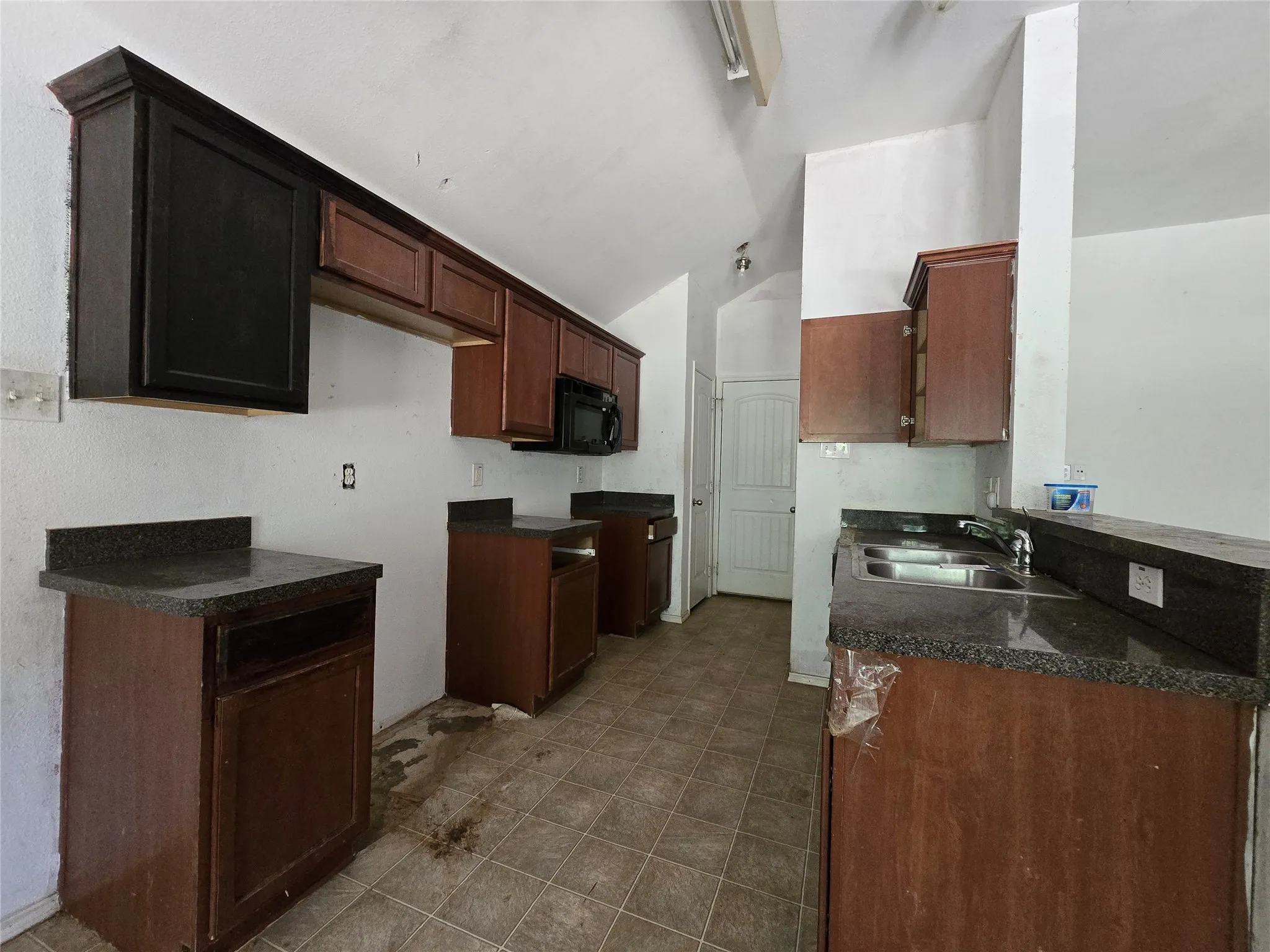 Single Family Residence For Sale in Hood County , 4204 Sapphire Lane, Granbury, Texas 76049, 3 Bedroom, 2 Bathroom, 2 Garage spaces, 1,262 Sqft, built in 2011, mls#21359770, Real Estate Agent in Granbury, Homes For Sale in Hood county, Homes For Sale in Granbury, Realtor in Granbury Texas, Real Estate Brokerage Independent Realty Texas, Luminita Cordes Realtor