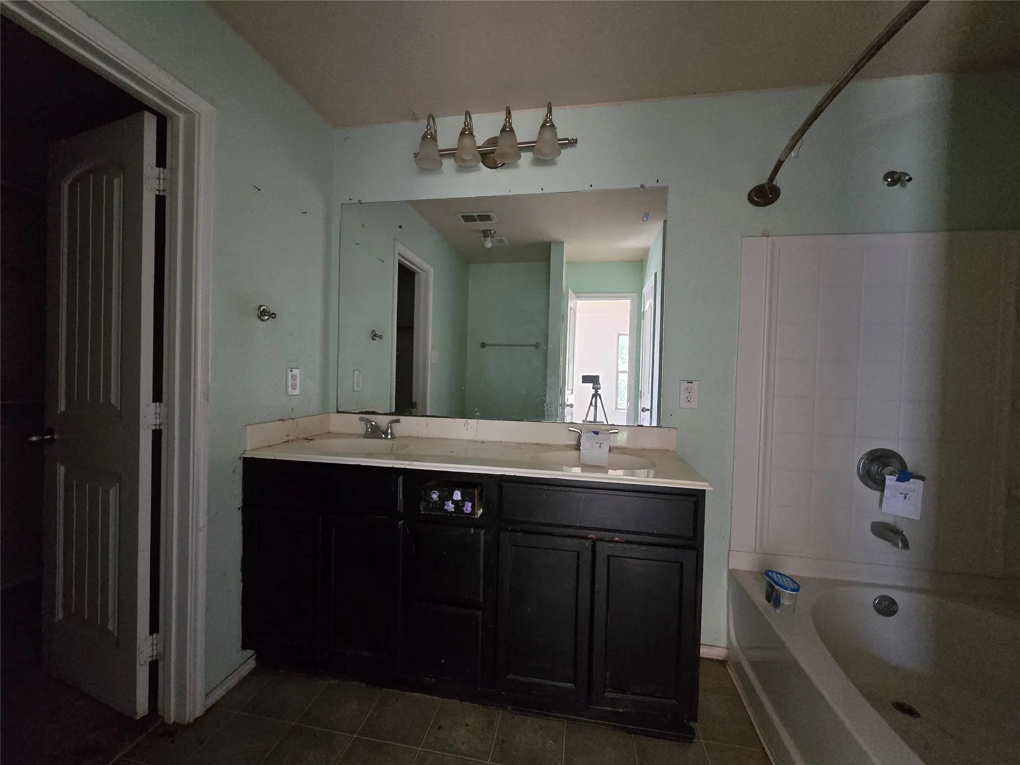 Single Family Residence For Sale in Hood County , 4204 Sapphire Lane, Granbury, Texas 76049, 3 Bedroom, 2 Bathroom, 2 Garage spaces, 1,262 Sqft, built in 2011, mls#21359770, Real Estate Agent in Granbury, Homes For Sale in Hood county, Homes For Sale in Granbury, Realtor in Granbury Texas, Real Estate Brokerage Independent Realty Texas, Luminita Cordes Realtor