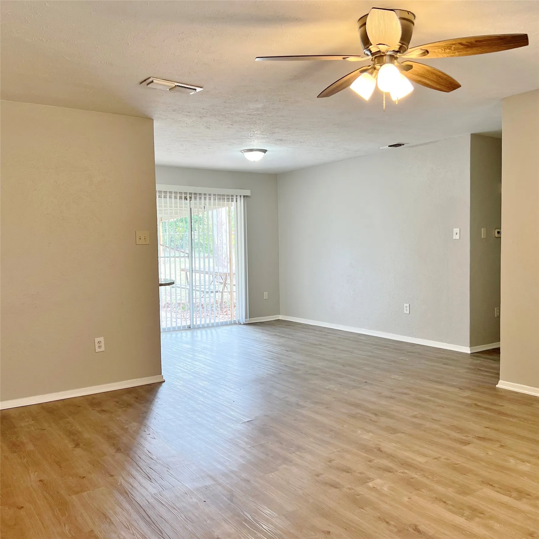 Single Family Residence For Rent in Ellis County , 1420 Hillside Drive, Midlothian, Texas 76065, 3 Bedroom, 2 Bathroom, 2 Garage spaces, 1,415 Sqft, built in 1968, mls#21362743, Real Estate Agent in Midlothian, Homes For Rent in Ellis county, Homes For Rent in Midlothian, Realtor in Midlothian Texas, Real Estate Brokerage Independent Realty Texas, Luminita Cordes Realtor
