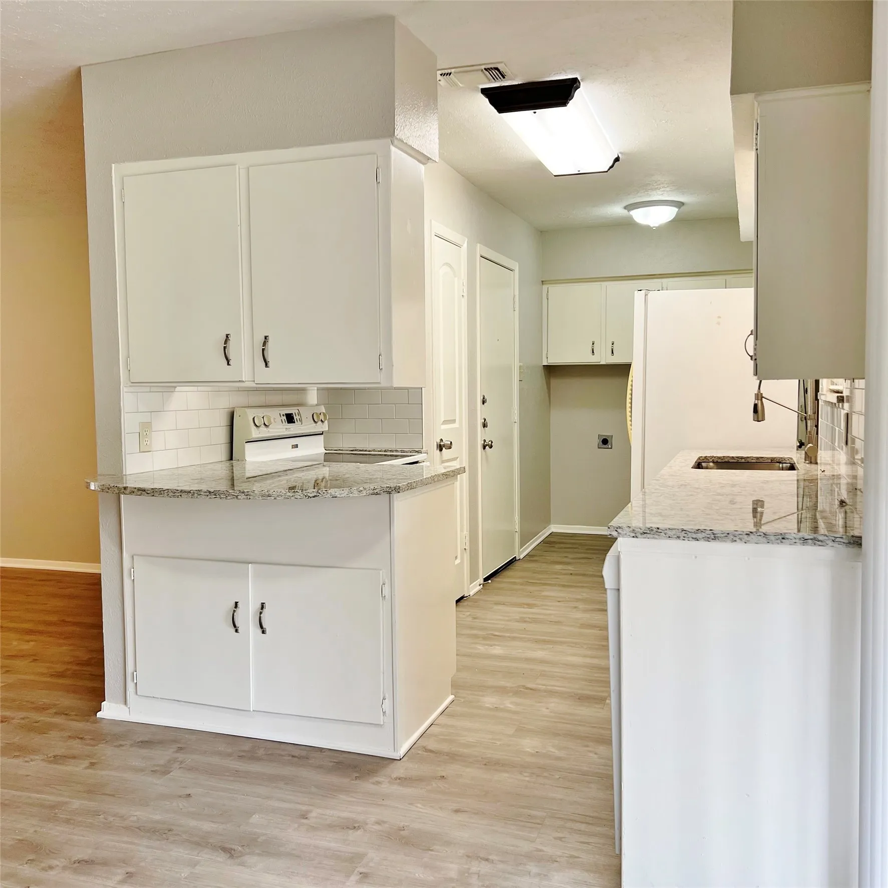Single Family Residence For Rent in Ellis County , 1420 Hillside Drive, Midlothian, Texas 76065, 3 Bedroom, 2 Bathroom, 2 Garage spaces, 1,415 Sqft, built in 1968, mls#21362743, Real Estate Agent in Midlothian, Homes For Rent in Ellis county, Homes For Rent in Midlothian, Realtor in Midlothian Texas, Real Estate Brokerage Independent Realty Texas, Luminita Cordes Realtor