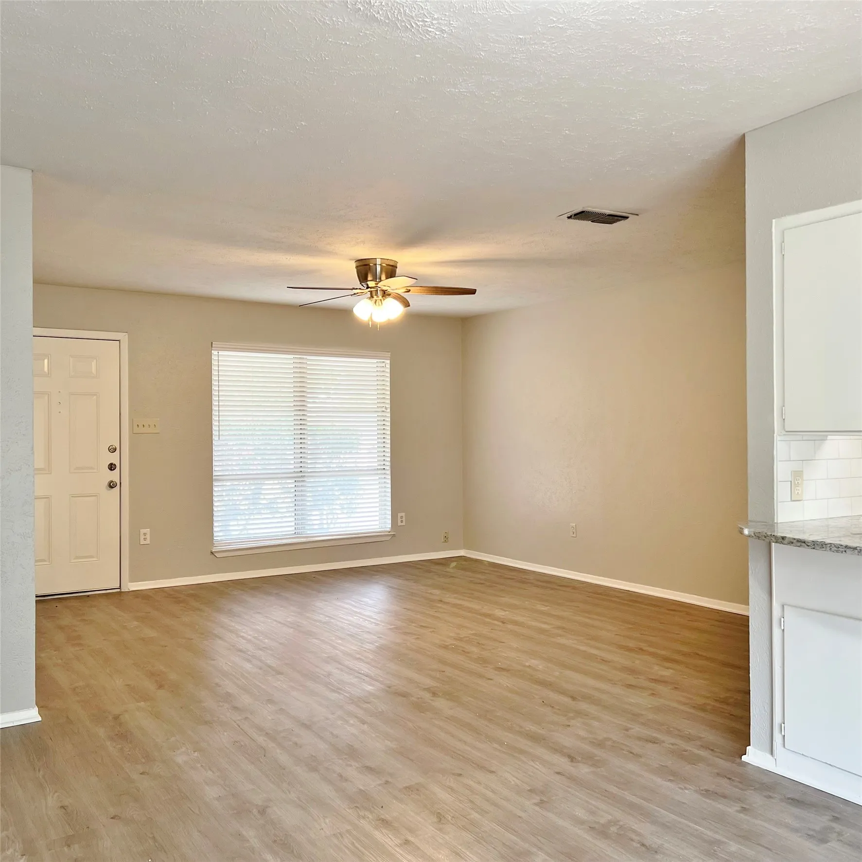 Single Family Residence For Rent in Ellis County , 1420 Hillside Drive, Midlothian, Texas 76065, 3 Bedroom, 2 Bathroom, 2 Garage spaces, 1,415 Sqft, built in 1968, mls#21362743, Real Estate Agent in Midlothian, Homes For Rent in Ellis county, Homes For Rent in Midlothian, Realtor in Midlothian Texas, Real Estate Brokerage Independent Realty Texas, Luminita Cordes Realtor