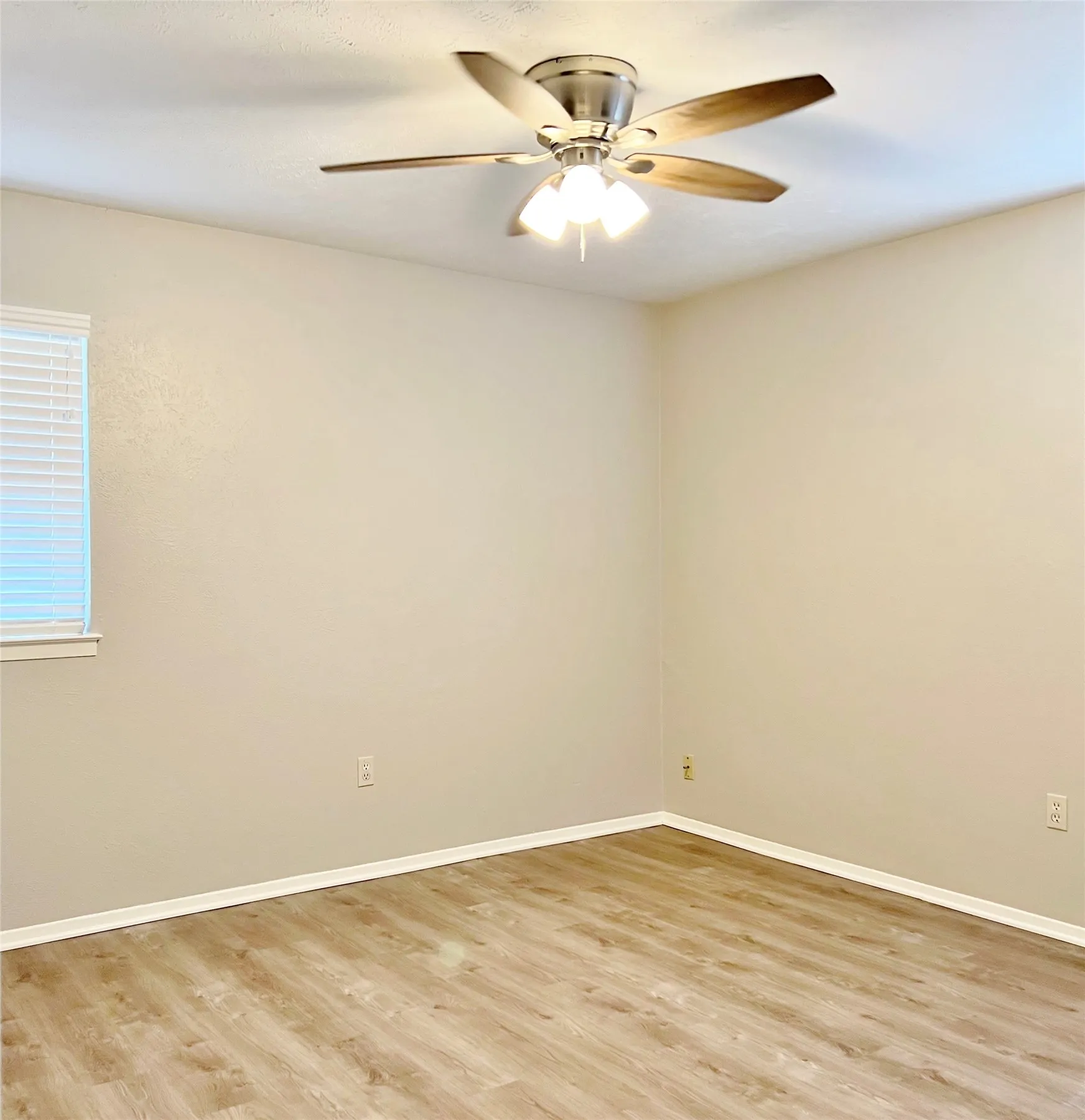 Single Family Residence For Rent in Ellis County , 1420 Hillside Drive, Midlothian, Texas 76065, 3 Bedroom, 2 Bathroom, 2 Garage spaces, 1,415 Sqft, built in 1968, mls#21362743, Real Estate Agent in Midlothian, Homes For Rent in Ellis county, Homes For Rent in Midlothian, Realtor in Midlothian Texas, Real Estate Brokerage Independent Realty Texas, Luminita Cordes Realtor