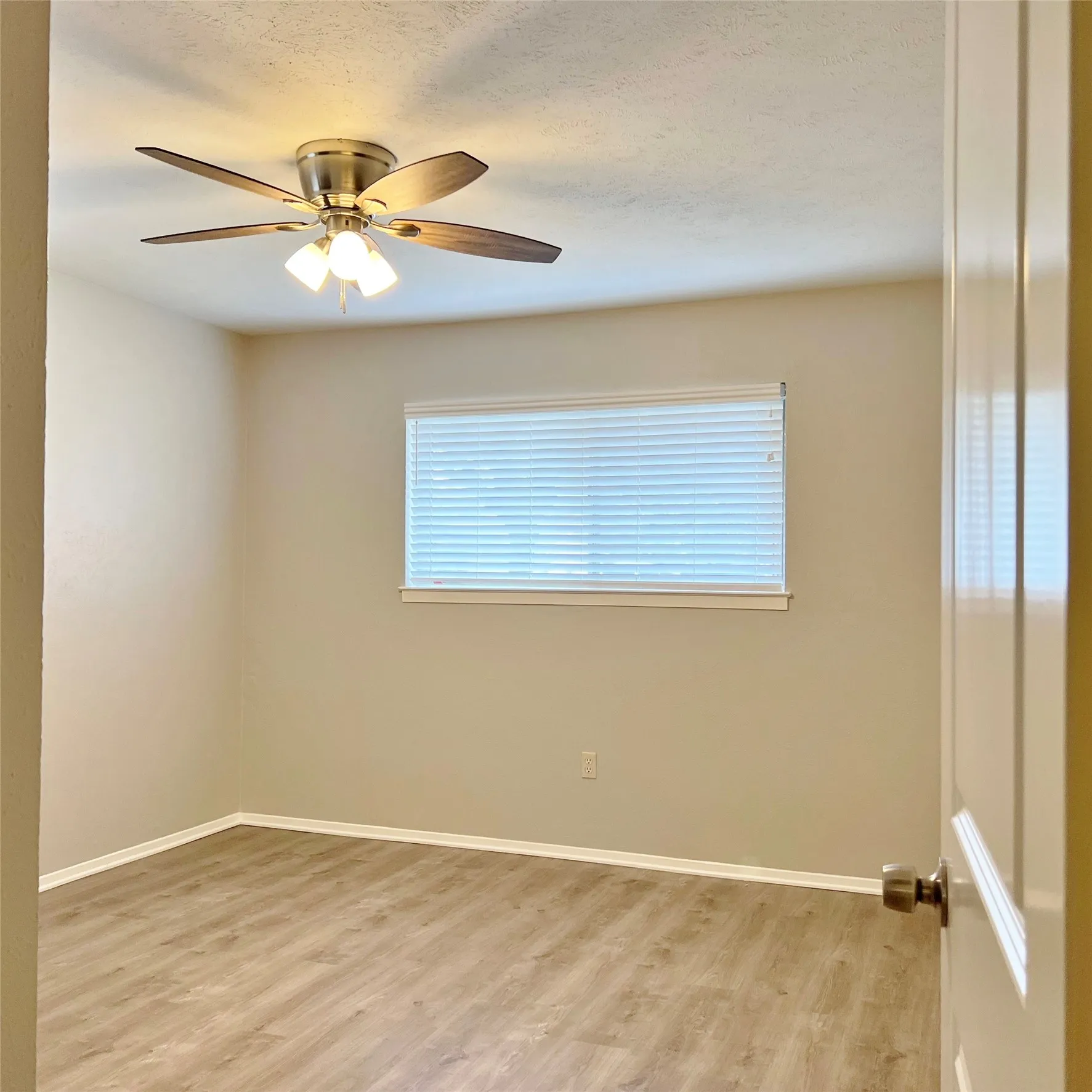 Single Family Residence For Rent in Ellis County , 1420 Hillside Drive, Midlothian, Texas 76065, 3 Bedroom, 2 Bathroom, 2 Garage spaces, 1,415 Sqft, built in 1968, mls#21362743, Real Estate Agent in Midlothian, Homes For Rent in Ellis county, Homes For Rent in Midlothian, Realtor in Midlothian Texas, Real Estate Brokerage Independent Realty Texas, Luminita Cordes Realtor