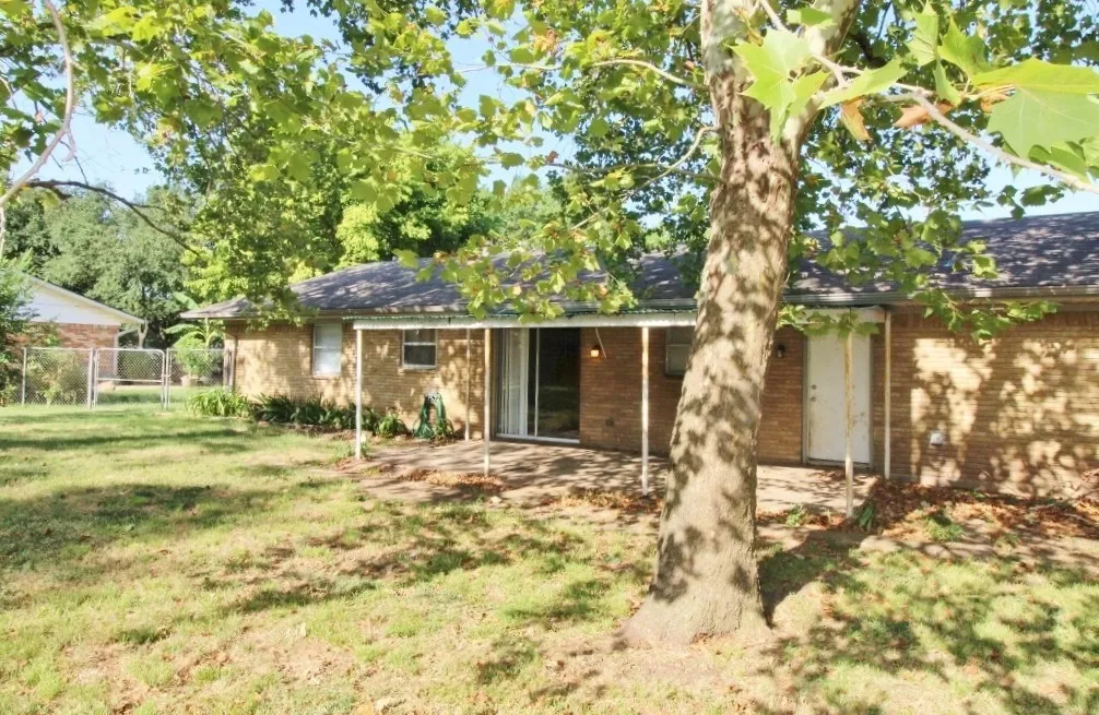 Single Family Residence For Rent in Ellis County , 1420 Hillside Drive, Midlothian, Texas 76065, 3 Bedroom, 2 Bathroom, 2 Garage spaces, 1,415 Sqft, built in 1968, mls#21362743, Real Estate Agent in Midlothian, Homes For Rent in Ellis county, Homes For Rent in Midlothian, Realtor in Midlothian Texas, Real Estate Brokerage Independent Realty Texas, Luminita Cordes Realtor