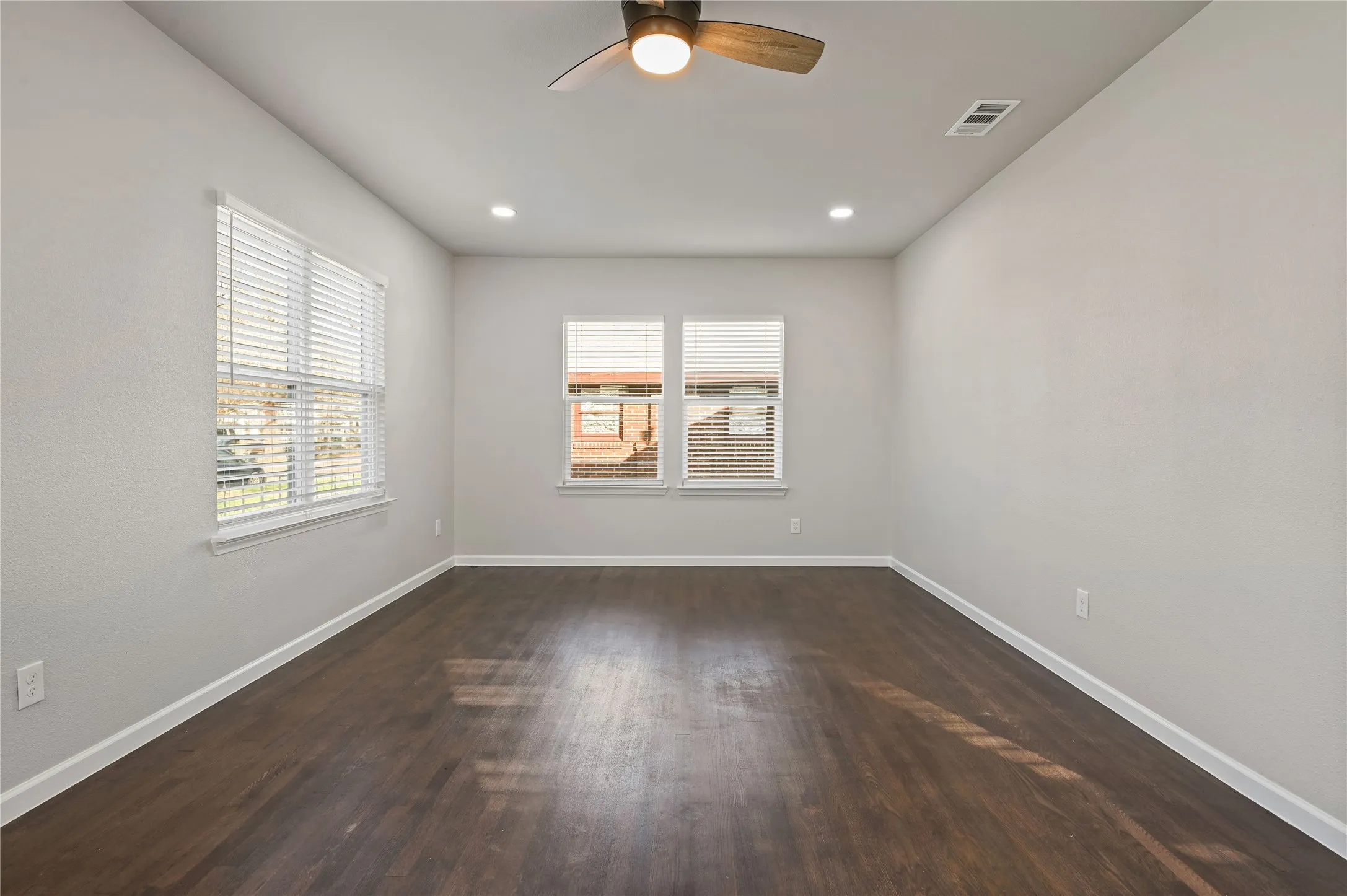 Single Family Residence For Sale in Grayson County , 820 W College Street, Sherman, Texas 75092, 2 Bedroom, 1 Bathroom, Garage spaces, 1,157 Sqft, built in 1946, mls#21363033, Real Estate Agent in Sherman, Homes For Sale in Grayson county, Homes For Sale in Sherman, Realtor in Sherman Texas, Real Estate Brokerage Independent Realty Texas, Luminita Cordes Realtor