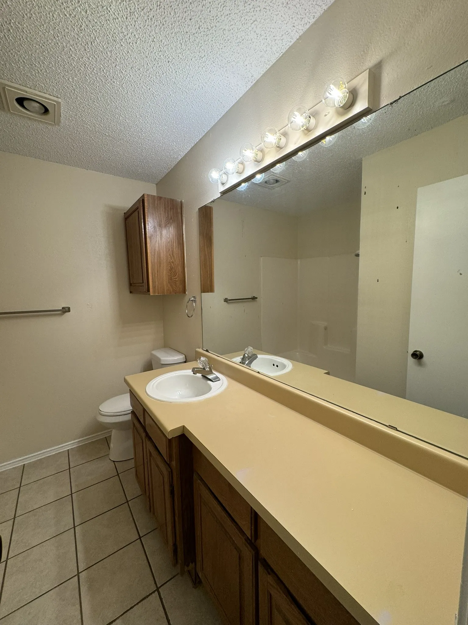 Dual vanity with integrated sinks and a continuous countertop
