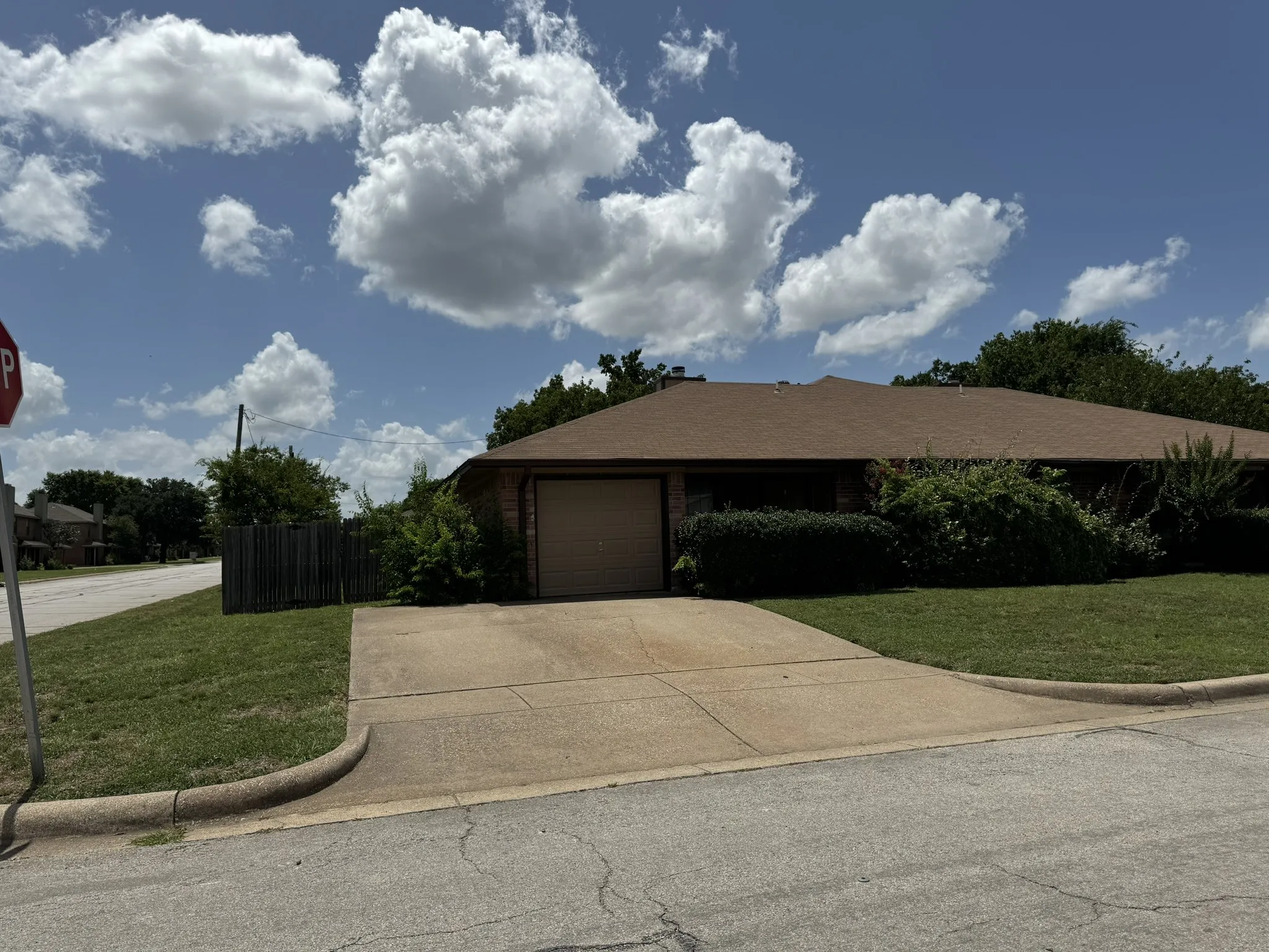 Duplex For Rent in Tarrant County , 4501 Mizzenmast Court, Fort Worth, Texas 76135, 3 Bedroom, 2 Bathroom, 1 Garage spaces, 1,074 Sqft, built in 1986, mls#21362691, Real Estate Agent in Fort Worth, Homes For Rent in Tarrant county, Homes For Rent in Fort Worth, Realtor in Fort Worth Texas, Real Estate Brokerage Independent Realty Texas, Luminita Cordes Realtor