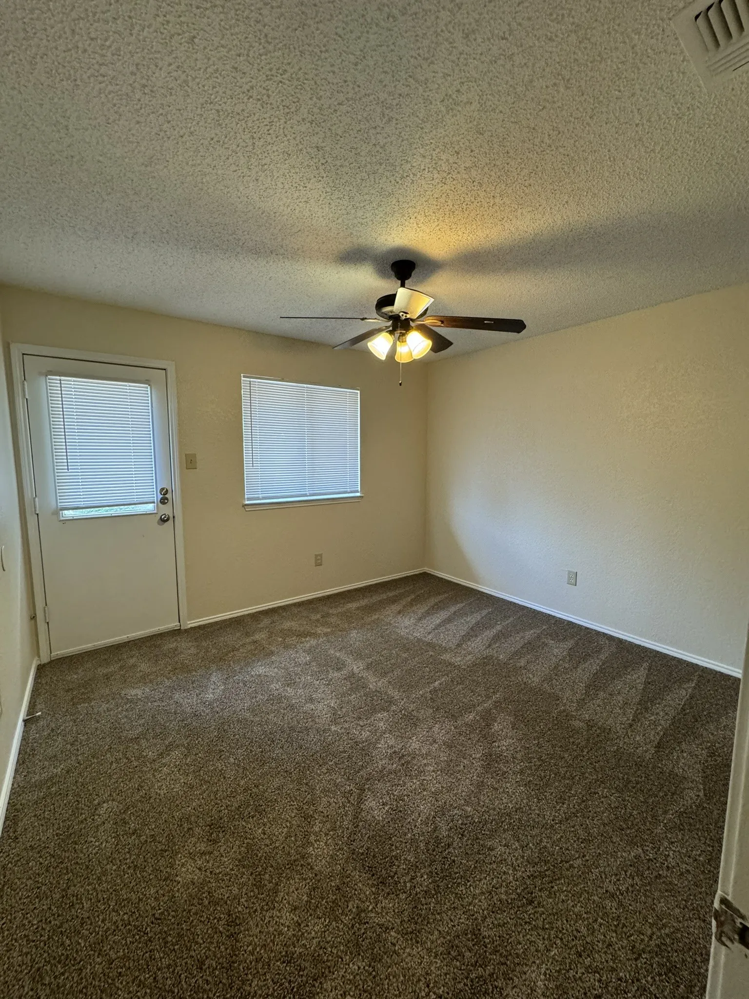 Duplex For Rent in Tarrant County , 4501 Mizzenmast Court, Fort Worth, Texas 76135, 3 Bedroom, 2 Bathroom, 1 Garage spaces, 1,074 Sqft, built in 1986, mls#21362691, Real Estate Agent in Fort Worth, Homes For Rent in Tarrant county, Homes For Rent in Fort Worth, Realtor in Fort Worth Texas, Real Estate Brokerage Independent Realty Texas, Luminita Cordes Realtor