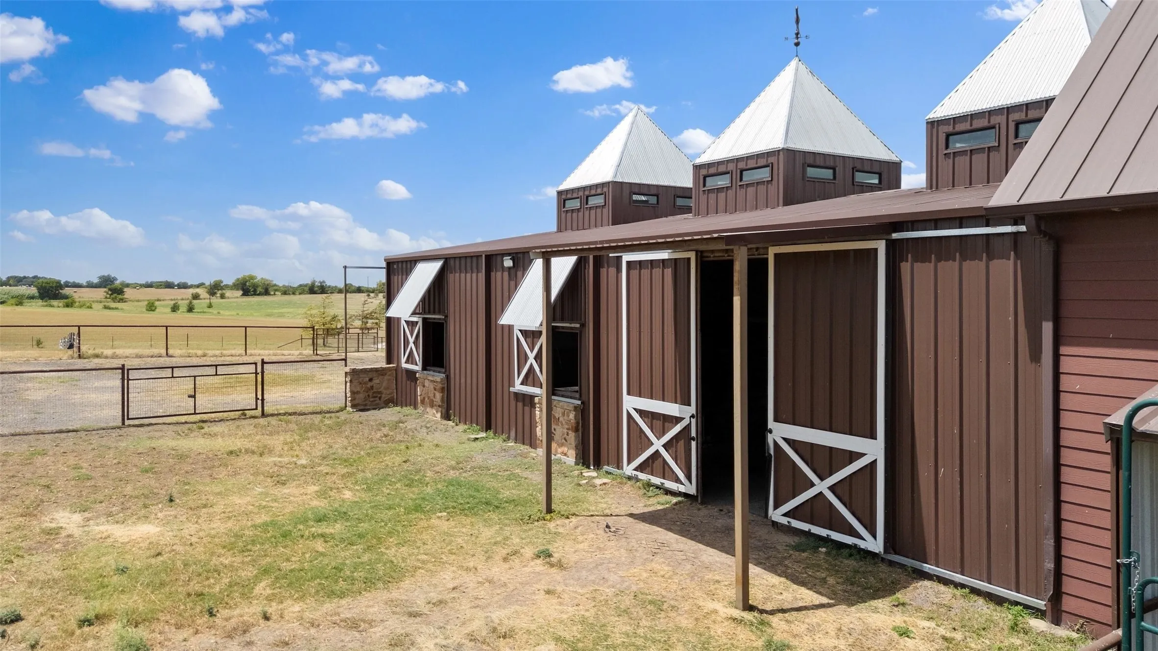 Farm For Sale in Mc Lennan County , 894 Blue Cut Road N, Mc Gregor, Texas 76657, 5 Bedroom, 5 Bathroom, 3 Garage spaces, 4,389 Sqft, built in 2005, Price $2,850,000, mls#21362712, Real Estate Agent in Mc Gregor, Homes For Sale in Mc Lennan county, Homes For Sale in Mc Gregor, Realtor in Mc Gregor Texas, Real Estate Brokerage Independent Realty Texas, Luminita Cordes Realtor