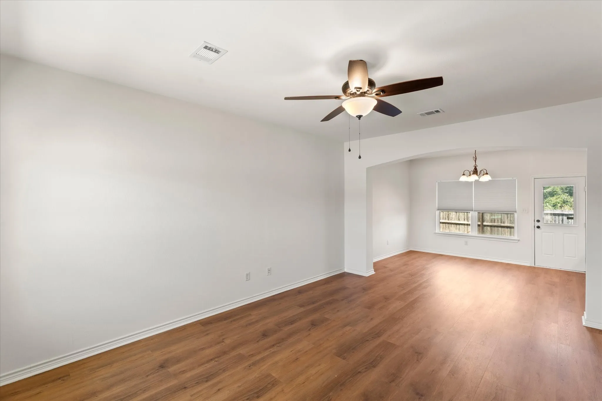 Townhouse For Rent in Kaufman County , 210 Lasso Circle, Mabank, Texas 75143, 3 Bedroom, 3 Bathroom, 1 Garage spaces, 1,356 Sqft, built in 2016, mls#21358042, Real Estate Agent in Mabank, Homes For Rent in Kaufman county, Homes For Rent in Mabank, Realtor in Mabank Texas, Real Estate Brokerage Independent Realty Texas, Luminita Cordes Realtor