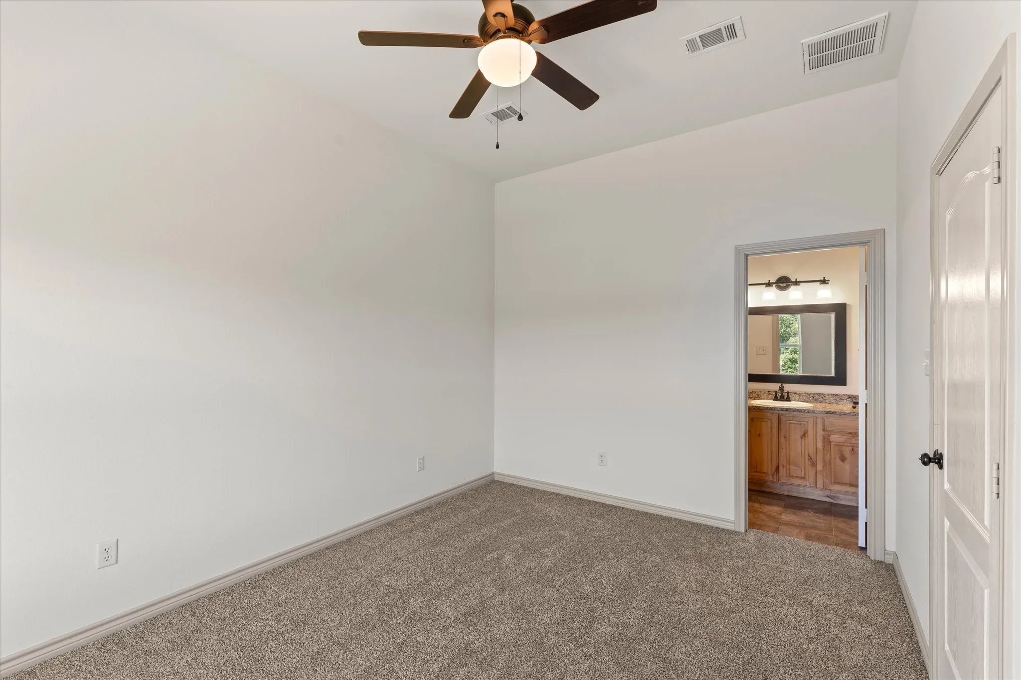 Townhouse For Rent in Kaufman County , 210 Lasso Circle, Mabank, Texas 75143, 3 Bedroom, 3 Bathroom, 1 Garage spaces, 1,356 Sqft, built in 2016, mls#21358042, Real Estate Agent in Mabank, Homes For Rent in Kaufman county, Homes For Rent in Mabank, Realtor in Mabank Texas, Real Estate Brokerage Independent Realty Texas, Luminita Cordes Realtor
