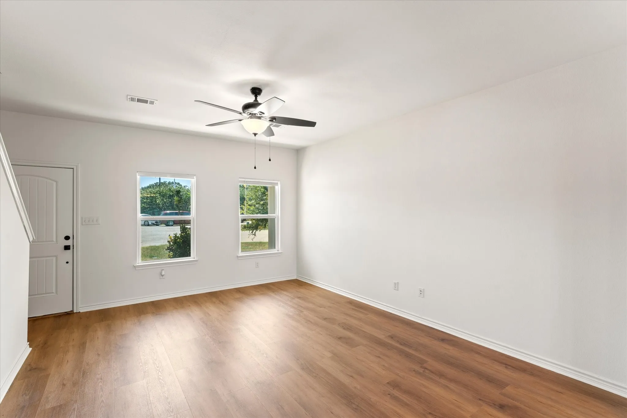 Townhouse For Rent in Kaufman County , 210 Lasso Circle, Mabank, Texas 75143, 3 Bedroom, 3 Bathroom, 1 Garage spaces, 1,356 Sqft, built in 2016, mls#21358042, Real Estate Agent in Mabank, Homes For Rent in Kaufman county, Homes For Rent in Mabank, Realtor in Mabank Texas, Real Estate Brokerage Independent Realty Texas, Luminita Cordes Realtor