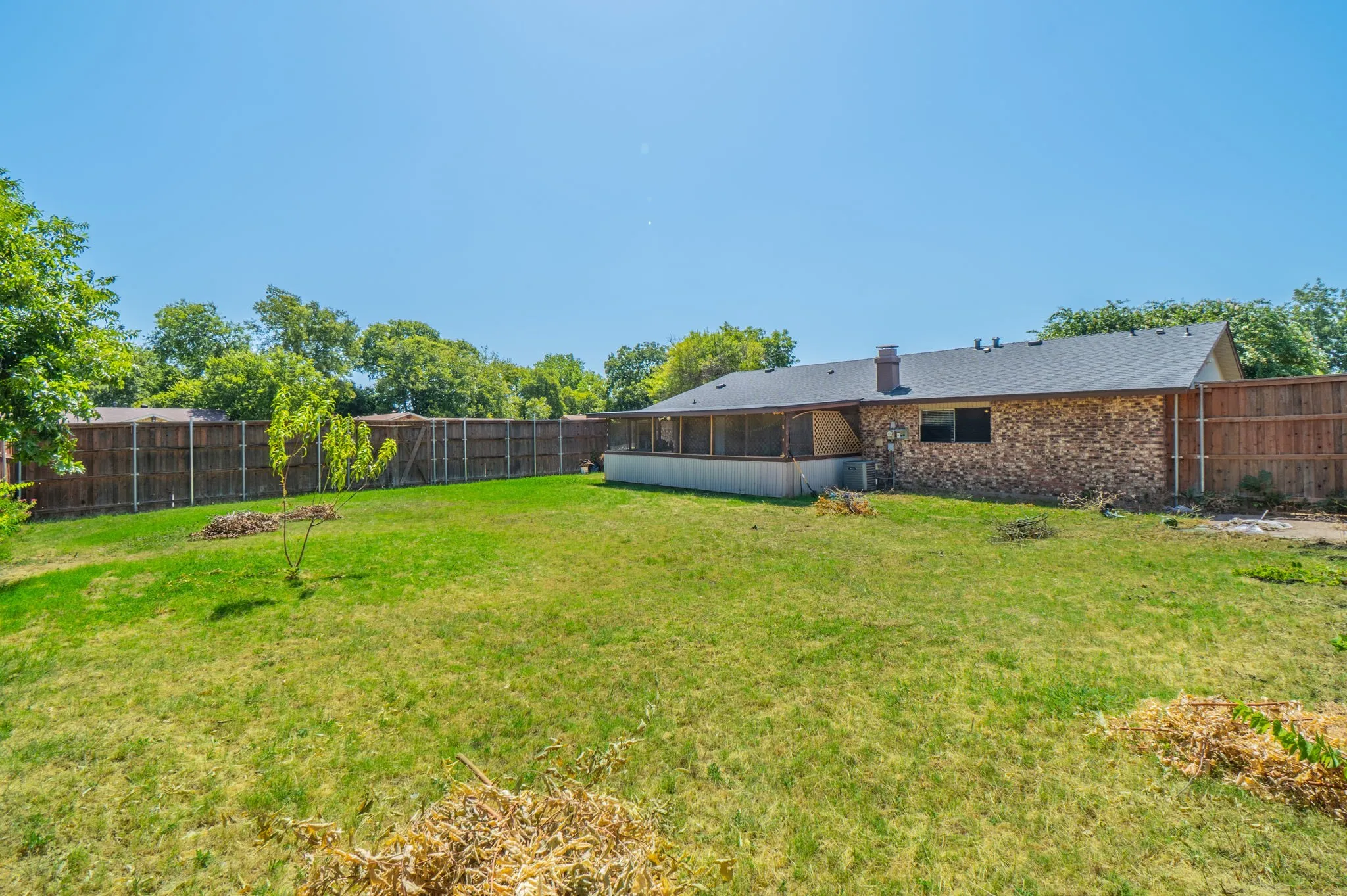 Single Family Residence For Sale in Tarrant County , 1011 Whippoorwill Court, Arlington, Texas 76014, 3 Bedroom, 2 Bathroom, 2 Garage spaces, 1,312 Sqft, built in 1971, mls#21362346, Real Estate Agent in Arlington, Homes For Sale in Tarrant county, Homes For Sale in Arlington, Realtor in Arlington Texas, Real Estate Brokerage Independent Realty Texas, Luminita Cordes Realtor