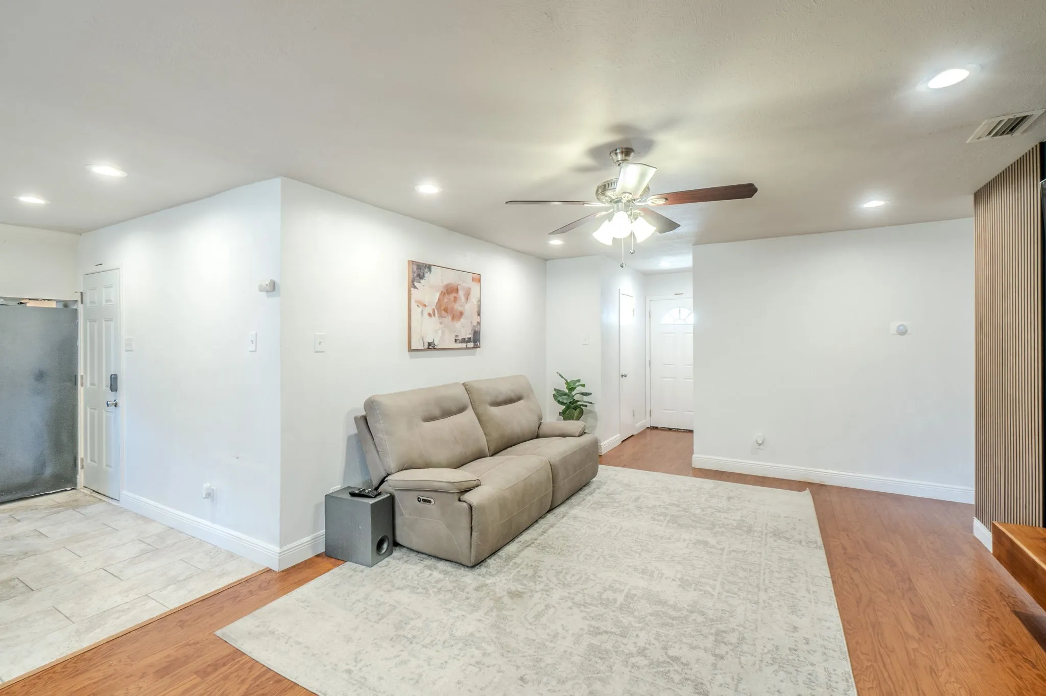 Single Family Residence For Sale in Tarrant County , 1011 Whippoorwill Court, Arlington, Texas 76014, 3 Bedroom, 2 Bathroom, 2 Garage spaces, 1,312 Sqft, built in 1971, mls#21362346, Real Estate Agent in Arlington, Homes For Sale in Tarrant county, Homes For Sale in Arlington, Realtor in Arlington Texas, Real Estate Brokerage Independent Realty Texas, Luminita Cordes Realtor