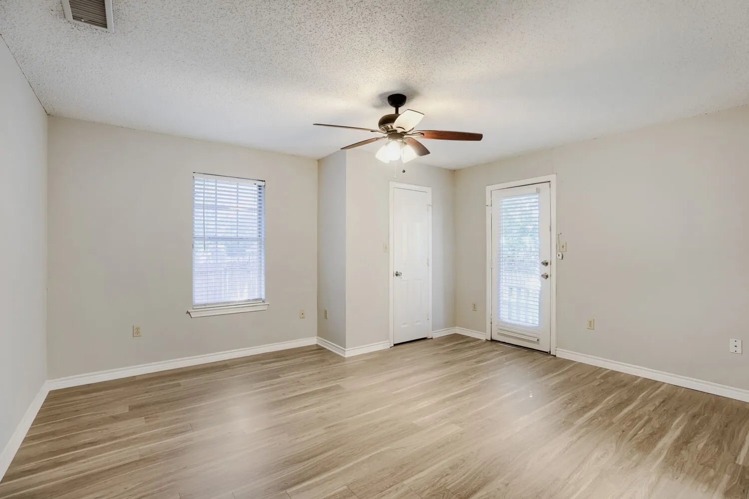 Single Family Residence For Sale in Collin County , 316 Peachtree Lane, Princeton, Texas 75407, 3 Bedroom, 2 Bathroom, 2 Garage spaces, 1,291 Sqft, built in 1997, mls#21362810, Real Estate Agent in Princeton, Homes For Sale in Collin county, Homes For Sale in Princeton, Realtor in Princeton Texas, Real Estate Brokerage Independent Realty Texas, Luminita Cordes Realtor