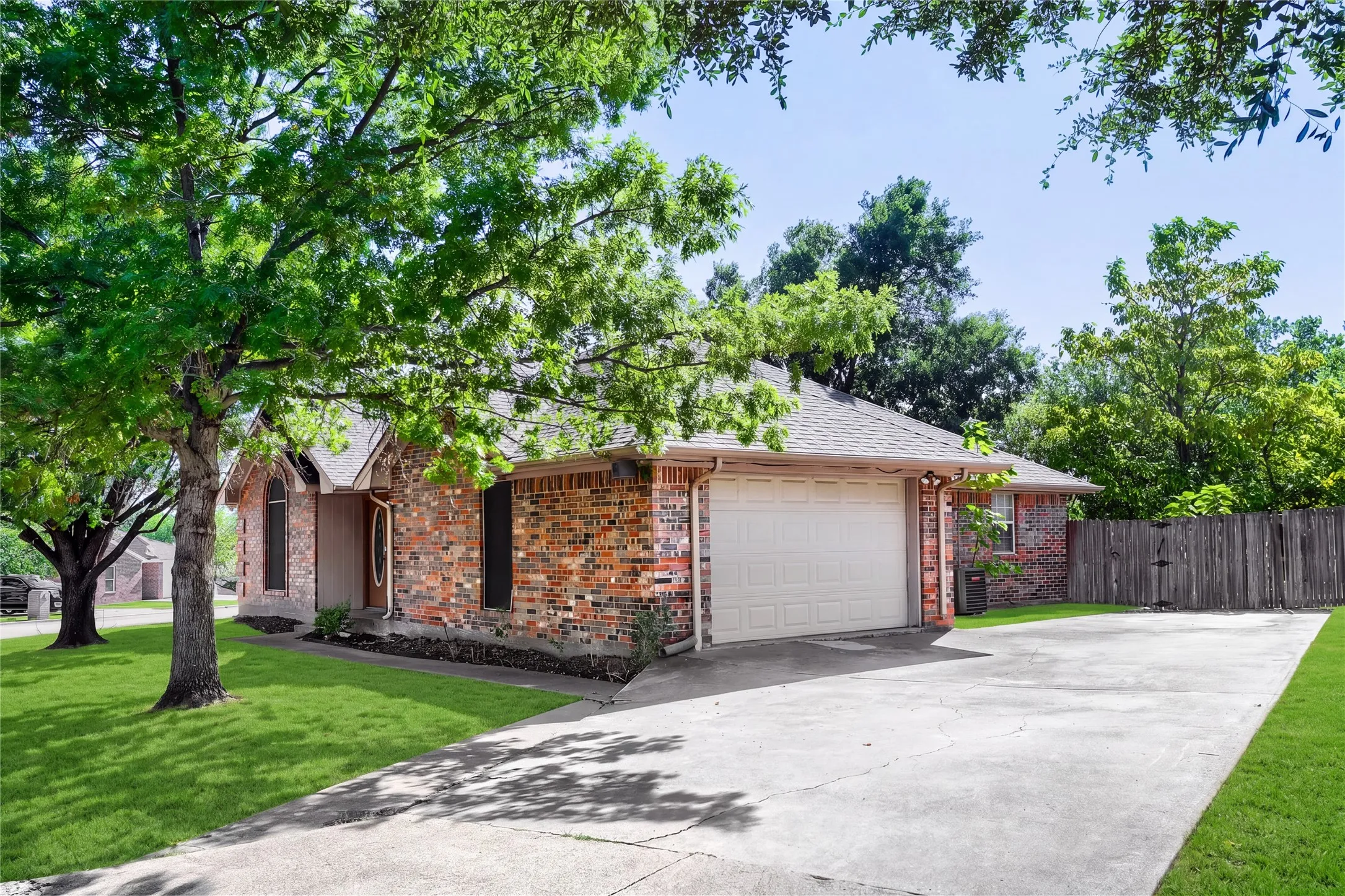 Single Family Residence For Sale in Collin County , 316 Peachtree Lane, Princeton, Texas 75407, 3 Bedroom, 2 Bathroom, 2 Garage spaces, 1,291 Sqft, built in 1997, mls#21362810, Real Estate Agent in Princeton, Homes For Sale in Collin county, Homes For Sale in Princeton, Realtor in Princeton Texas, Real Estate Brokerage Independent Realty Texas, Luminita Cordes Realtor